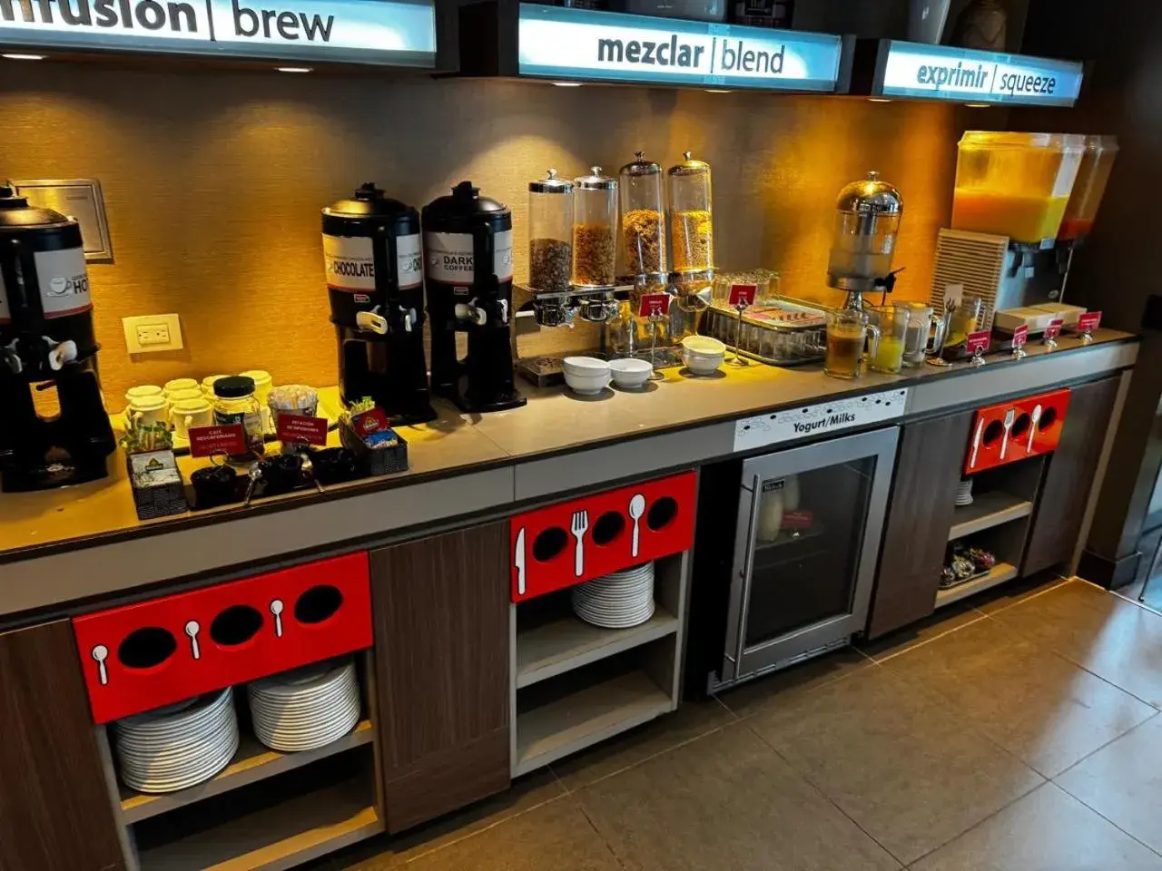 Breakfast in Hampton by Hilton Cali Breakfast in Hampton by Hilton Cali