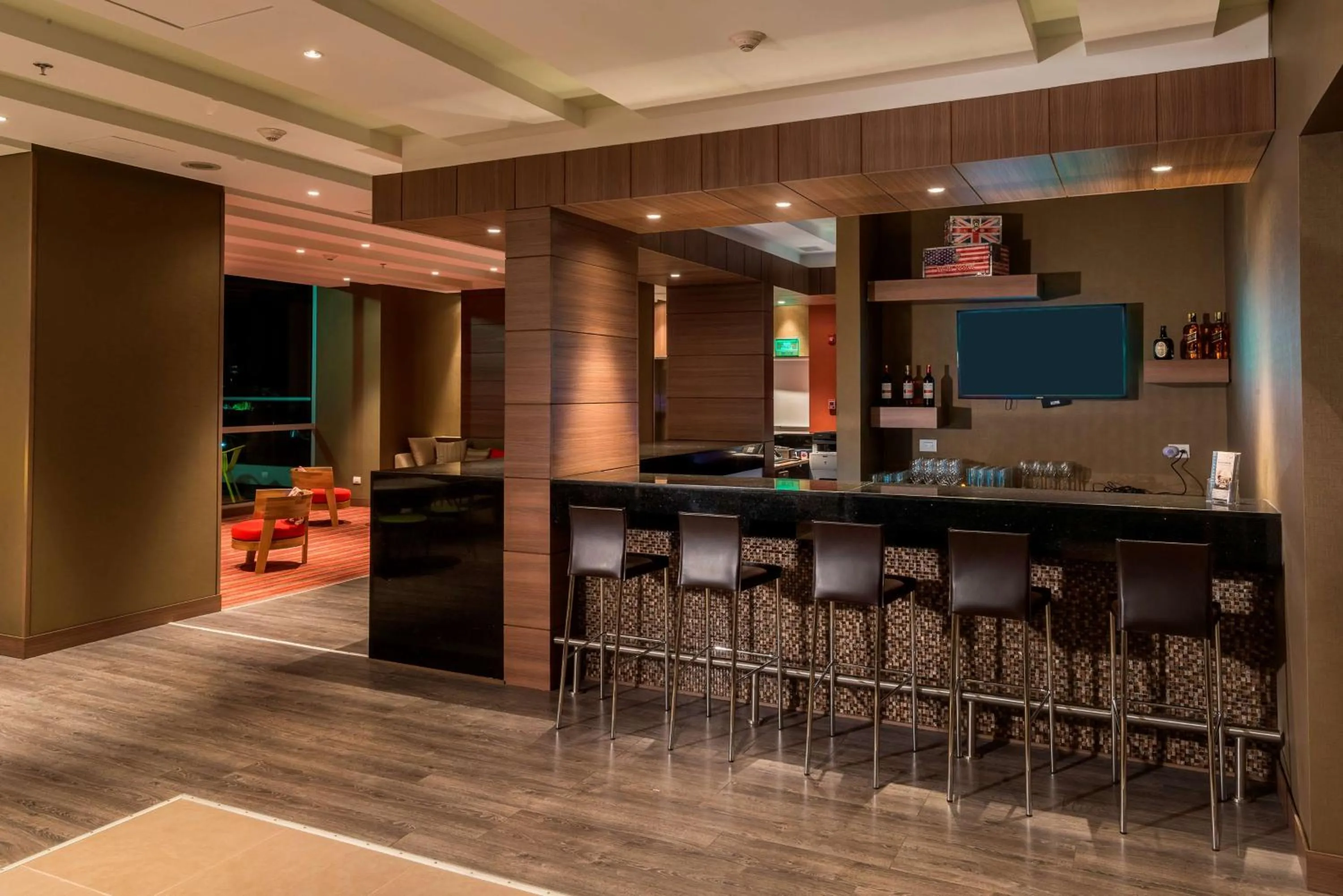 Lounge or bar in Hampton by Hilton Cali
