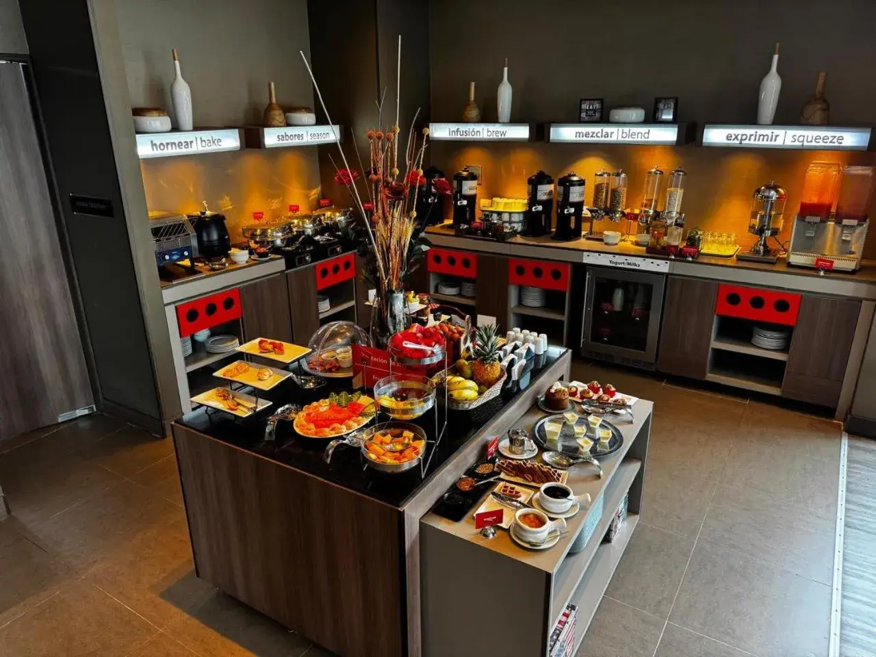 Breakfast in Hampton by Hilton Cali Breakfast in Hampton by Hilton Cali