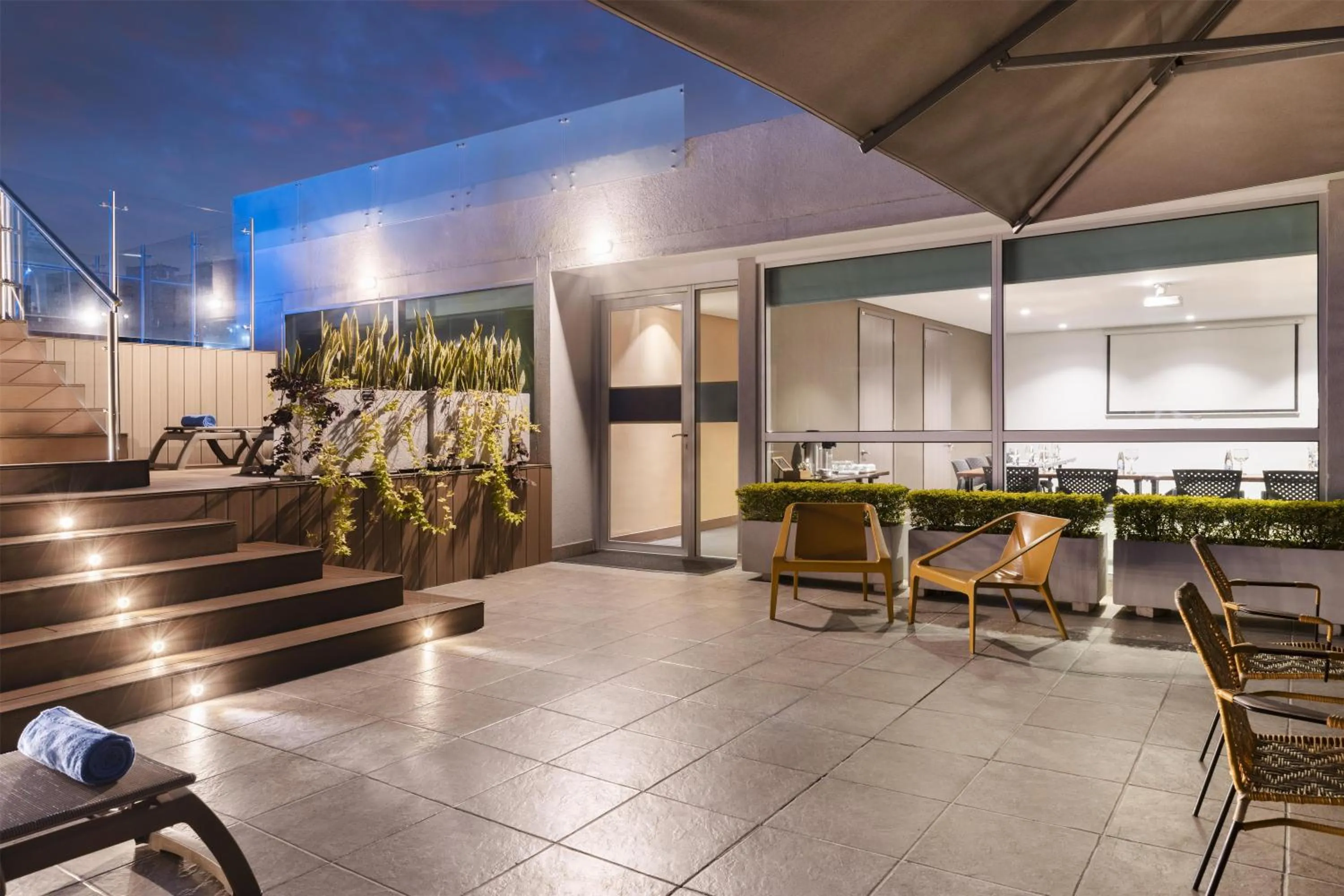 Meeting/conference room in Hampton by Hilton Cali