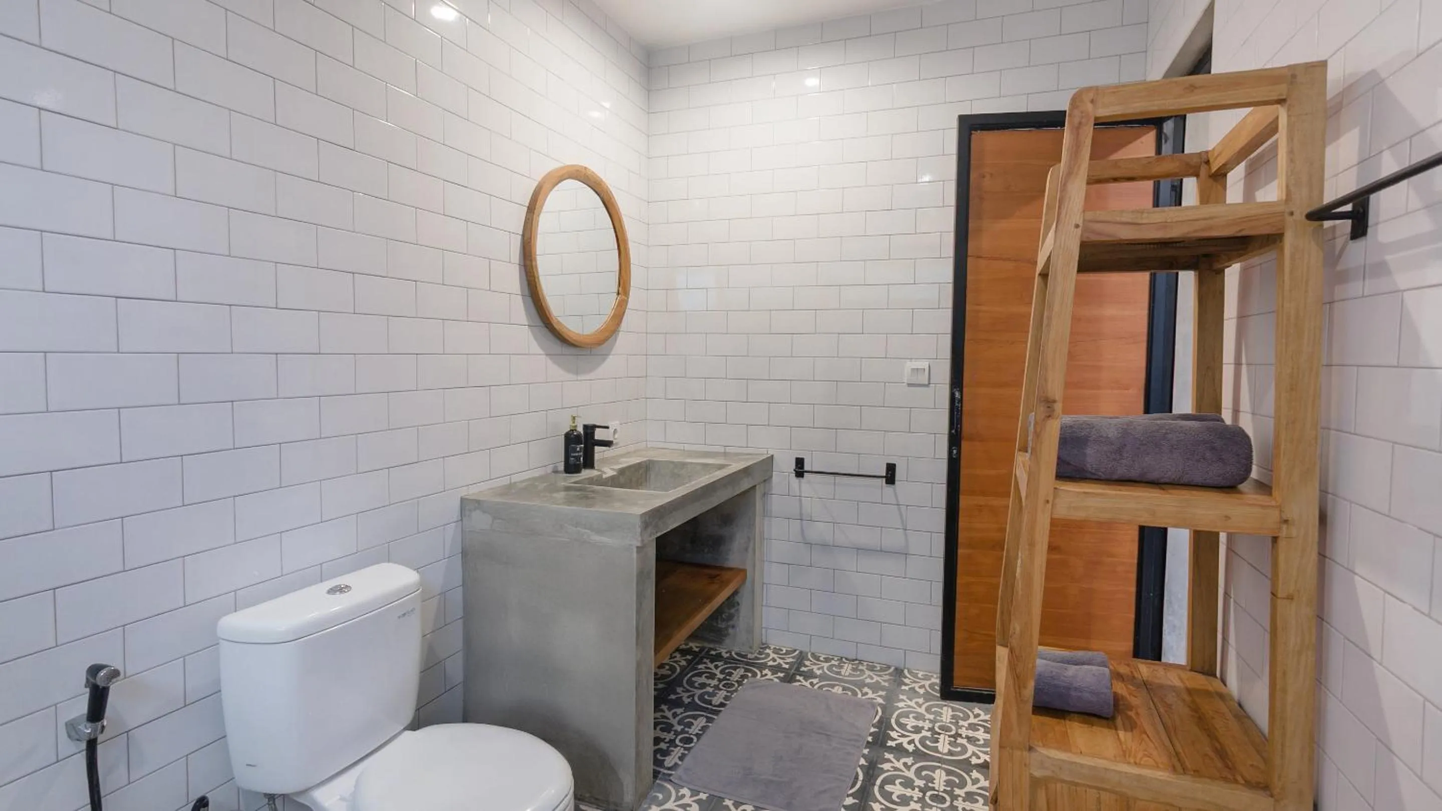 Toilet in Kalino Villa by Betterplace