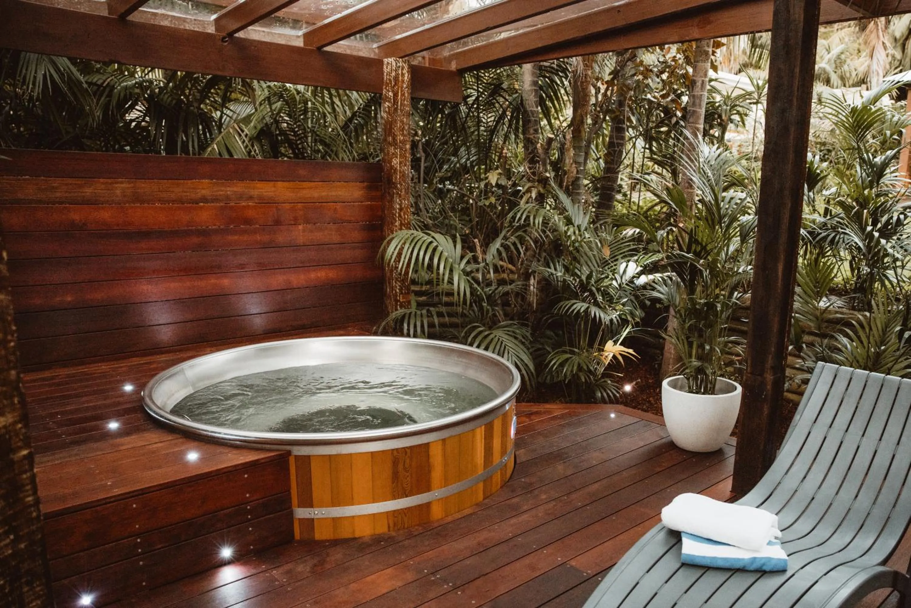 Hot Tub in Lorhiti Apartments