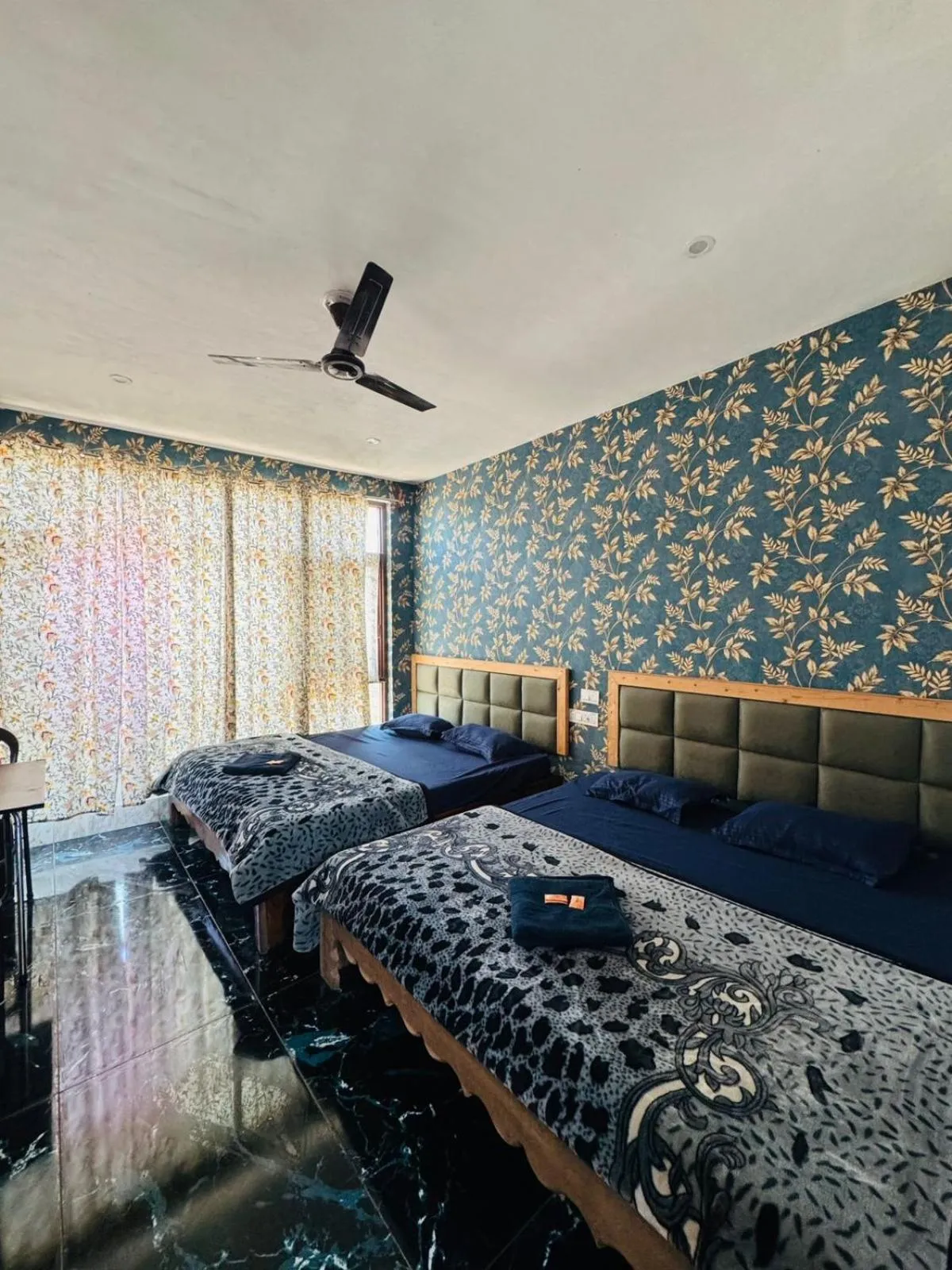 Photo of the whole room, Bed in Lakes and peaks