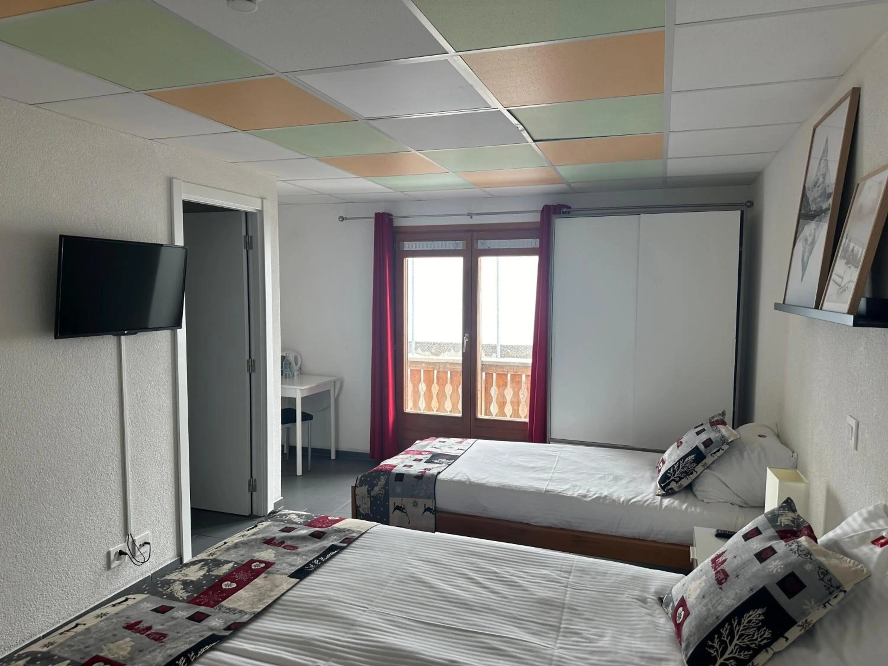 Photo of the whole room, Bed in Chalet Montriond - Bike & Ski