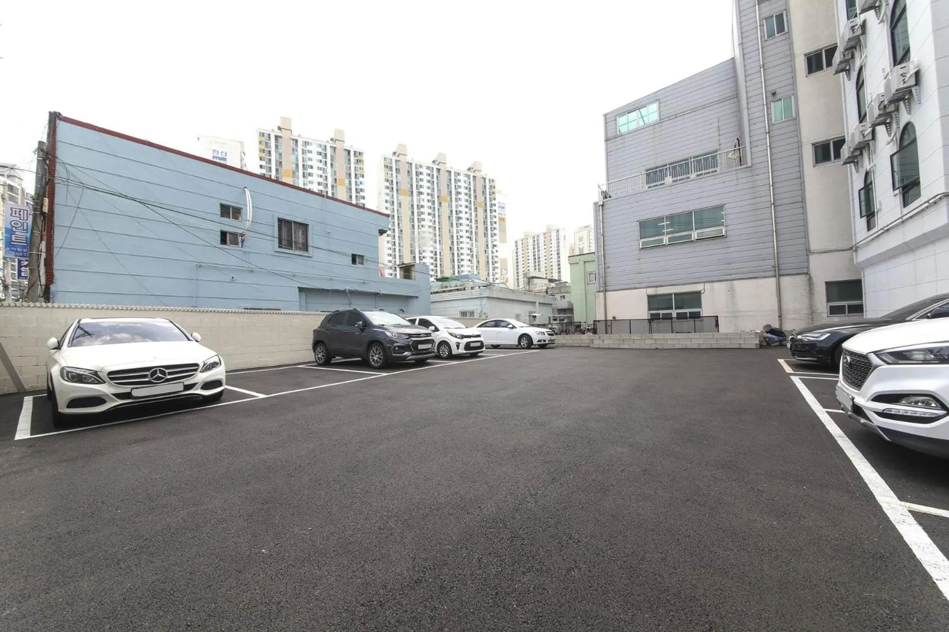 Parking in ND 1226 Hotel