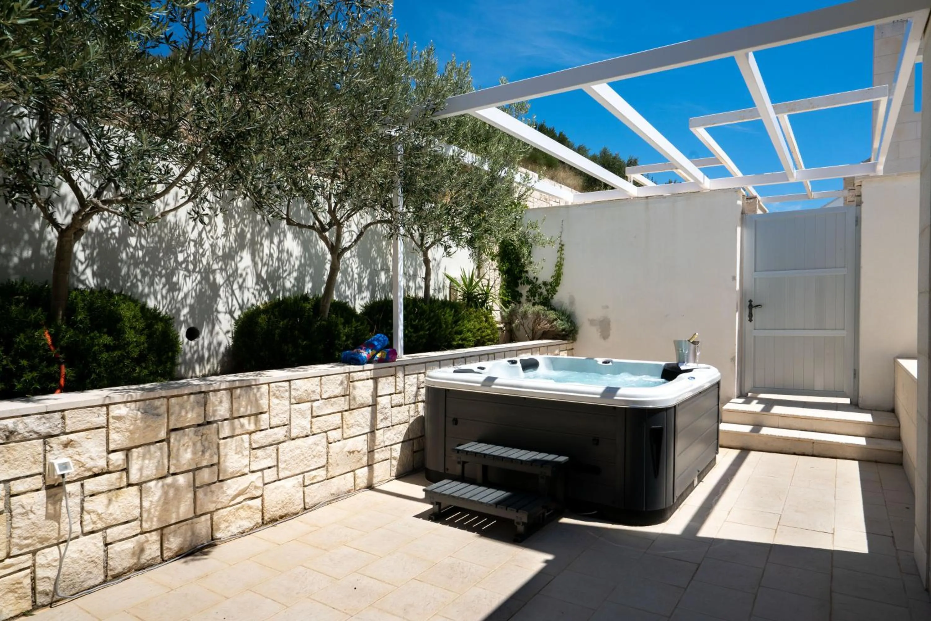Hot Tub in Apartments Villa Azzurra Bol