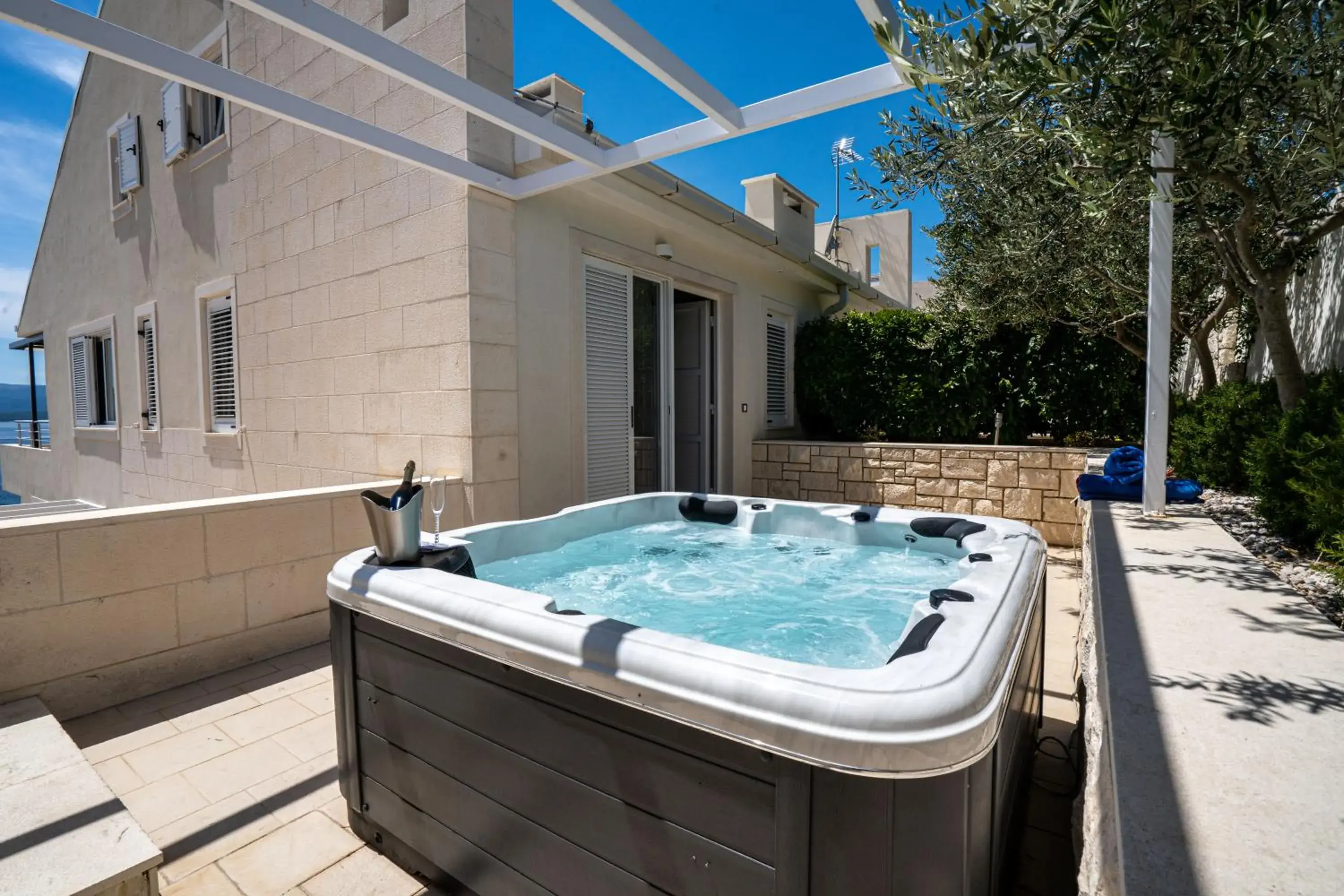 Deluxe Two-Bedroom Apartment with Terrace, Sea View and Hot Tub in Apartments Villa Azzurra Bol Deluxe Two-Bedroom Apartment with Terrace, Sea View and Hot Tub in Apartments Villa Azzurra Bol