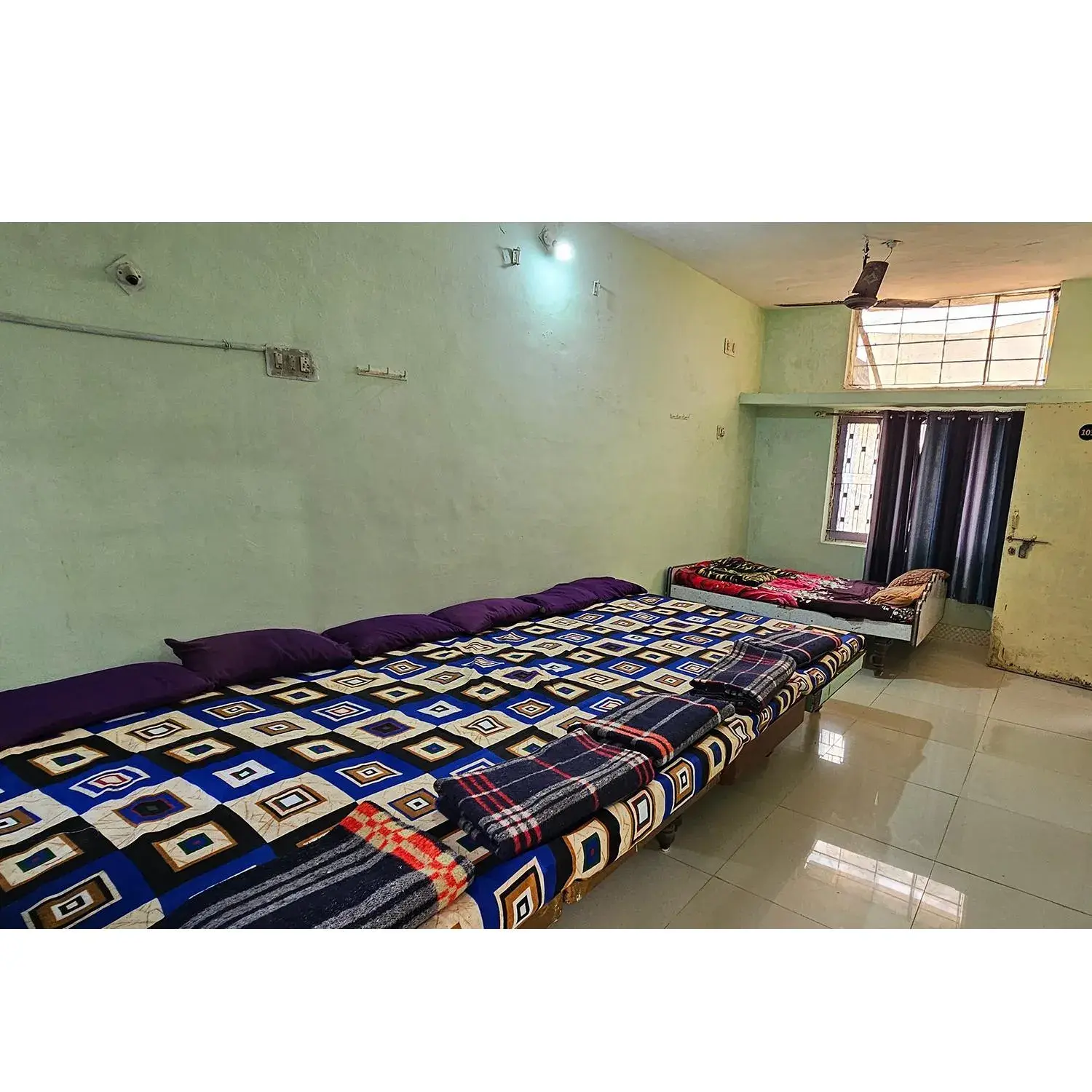 6-Bed Mixed Dormitory Room in Hotel HillView, Junagadh 6-Bed Mixed Dormitory Room in Hotel HillView, Junagadh