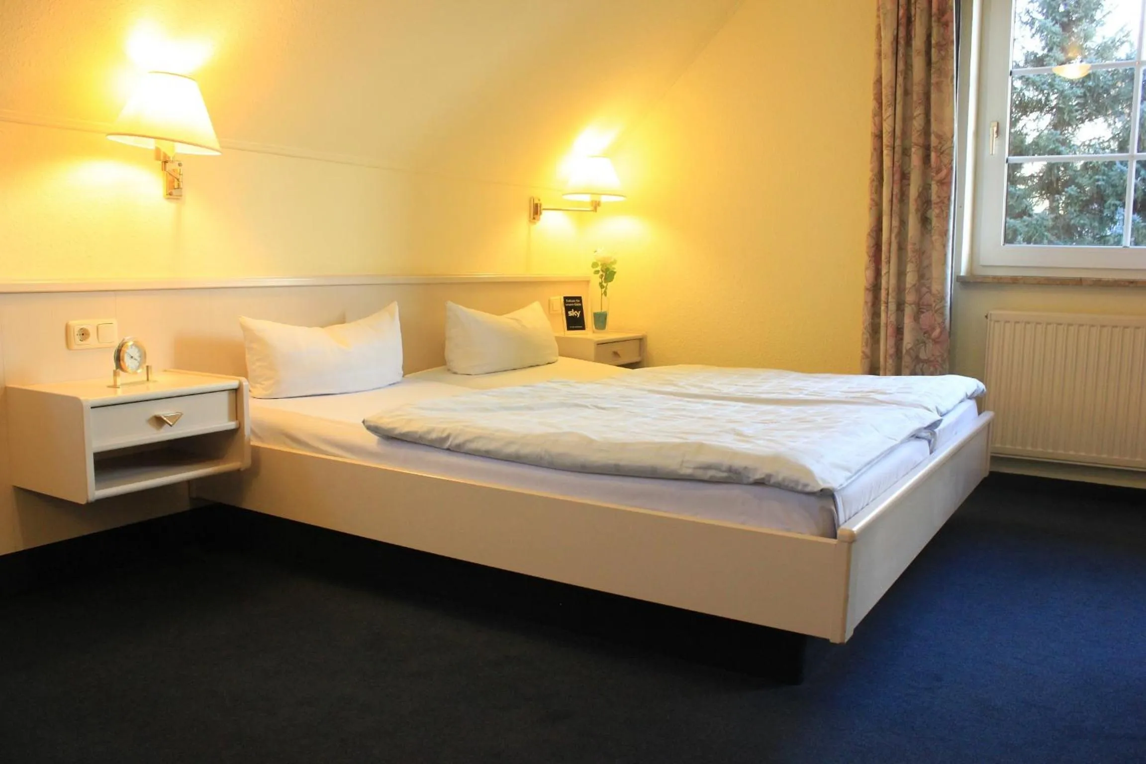 Bed in Hotel Altenwerder Hof