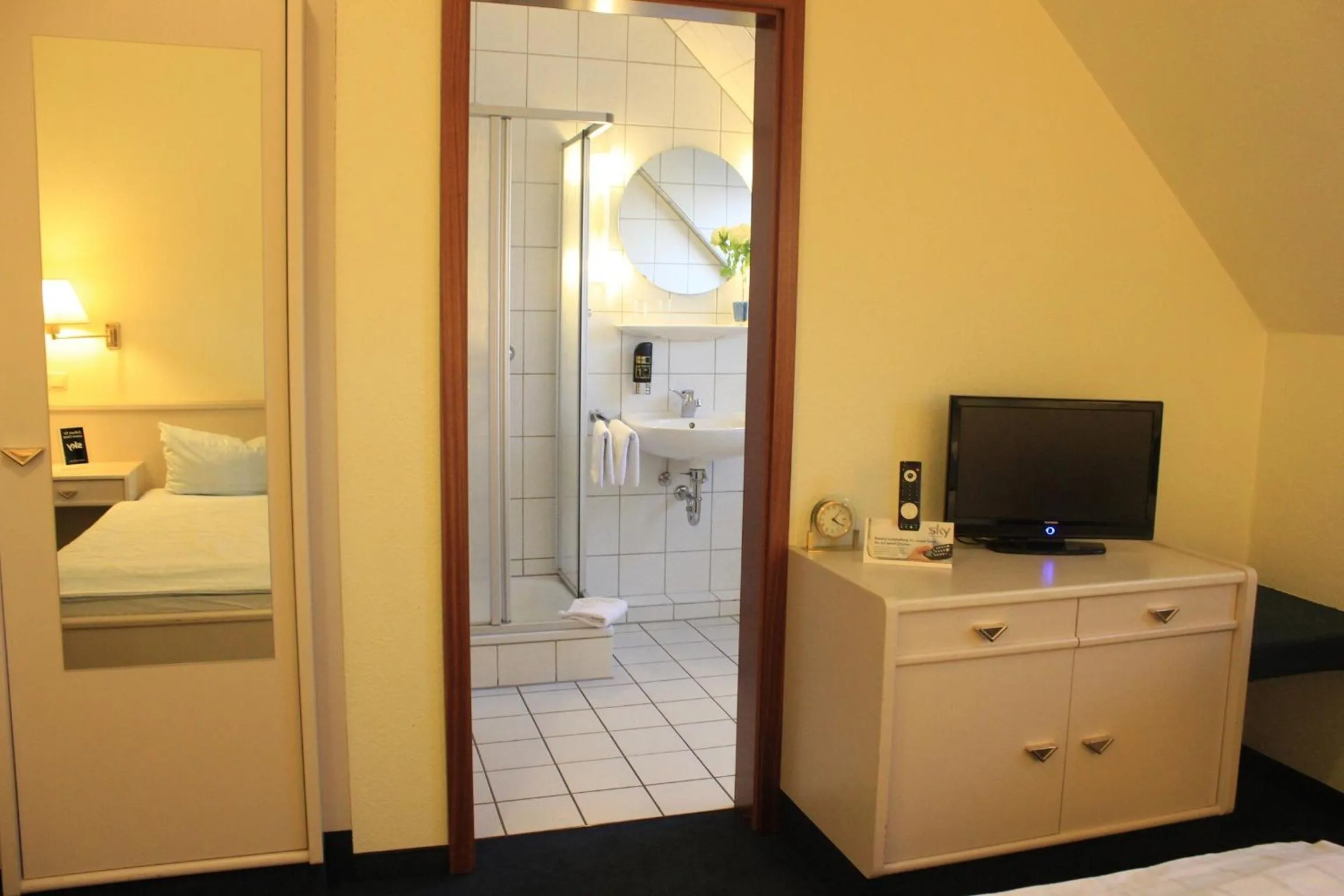 Shower, Bed in Hotel Altenwerder Hof