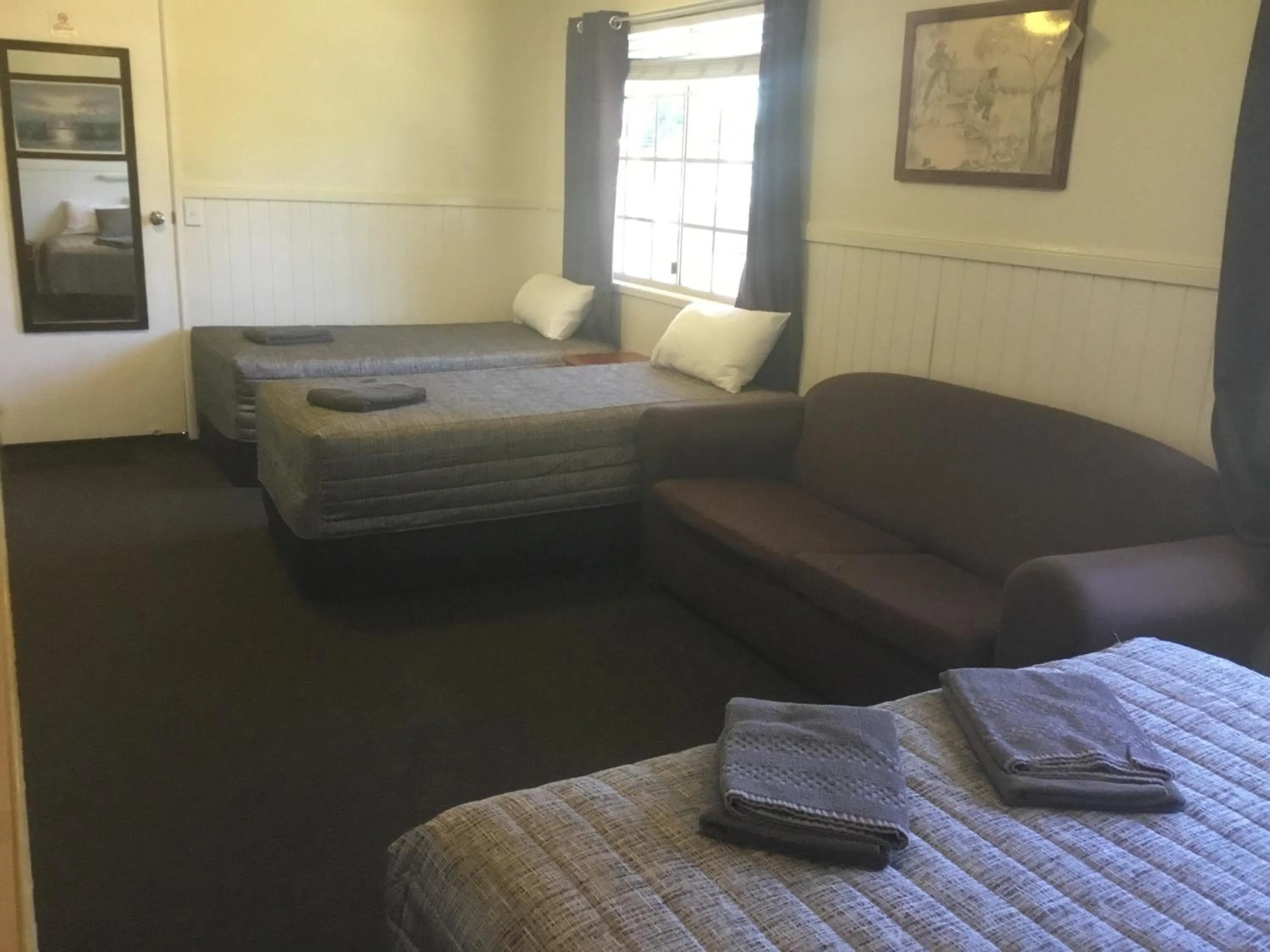 Photo of the whole room, Bed in Charleville Waltzing Matilda Motor Inn