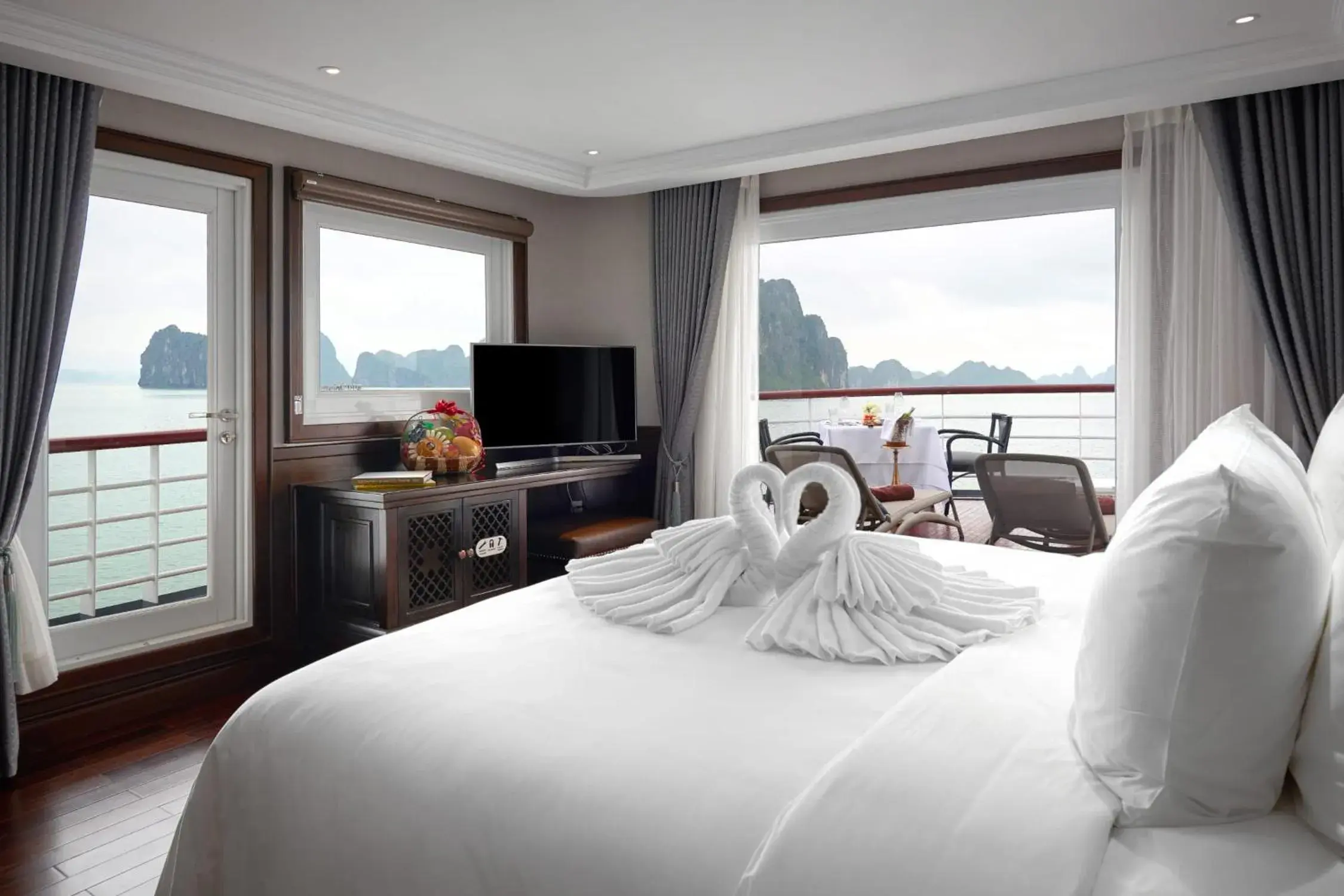 Captain View Ambassador Suite - single occupancy in Ambassador Signature Cruise - Lan Ha Bay Captain View Ambassador Suite - single occupancy in Ambassador Signature Cruise - Lan Ha Bay