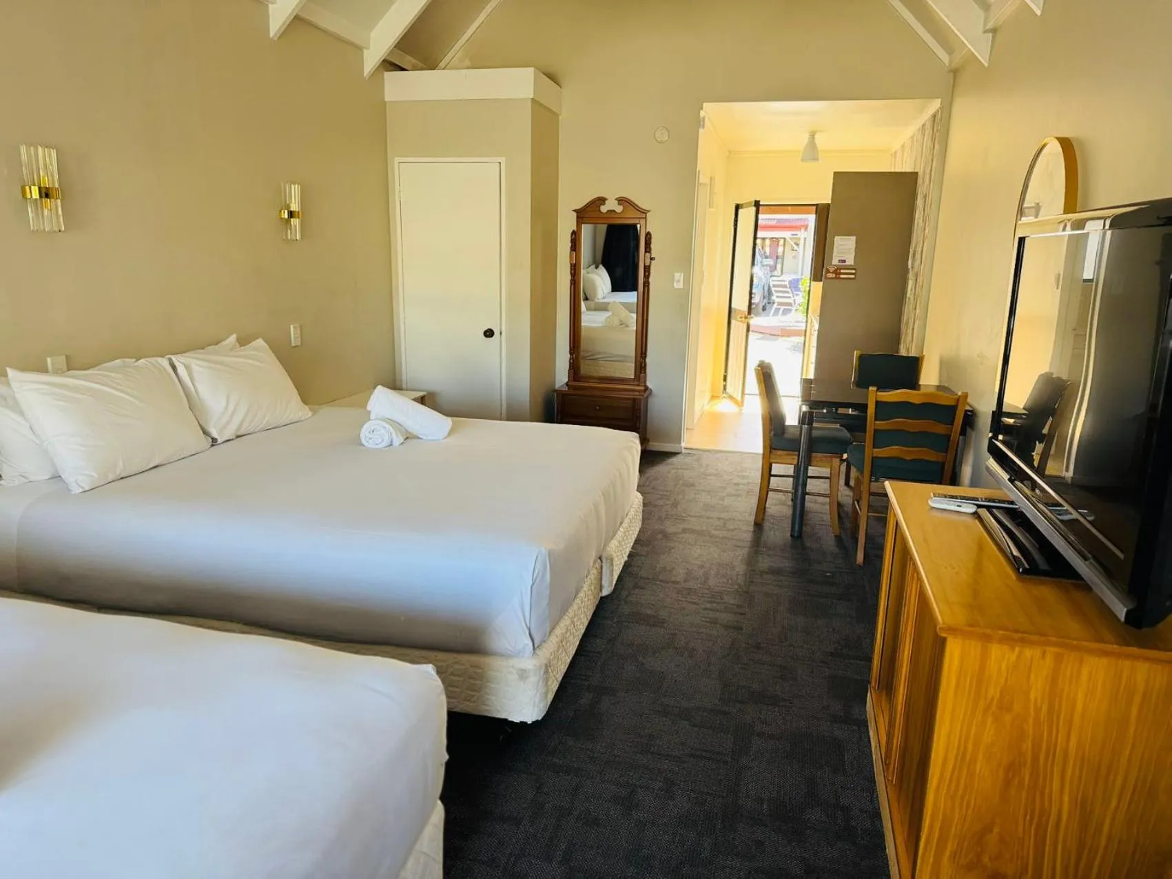 Photo of the whole room in Apex on Fenton