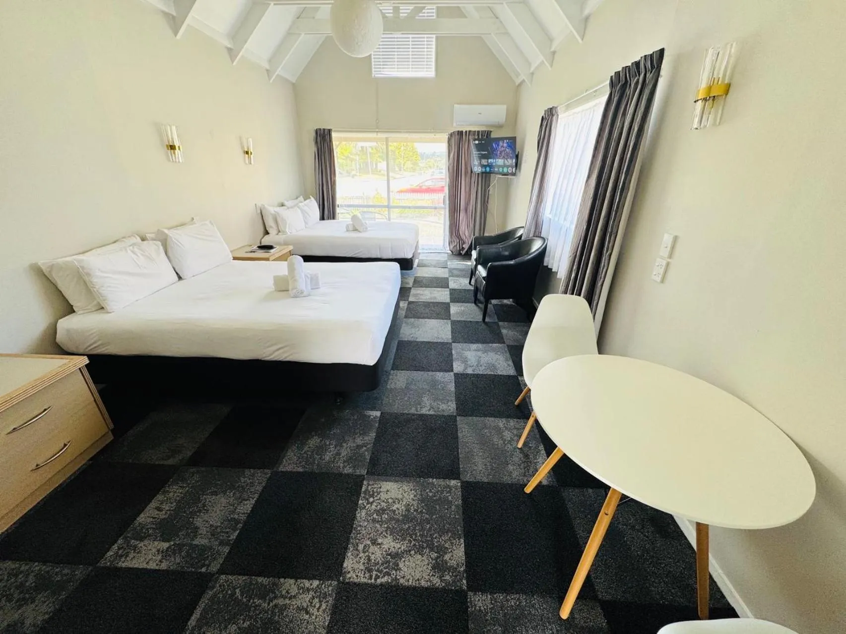 Photo of the whole room in Apex on Fenton