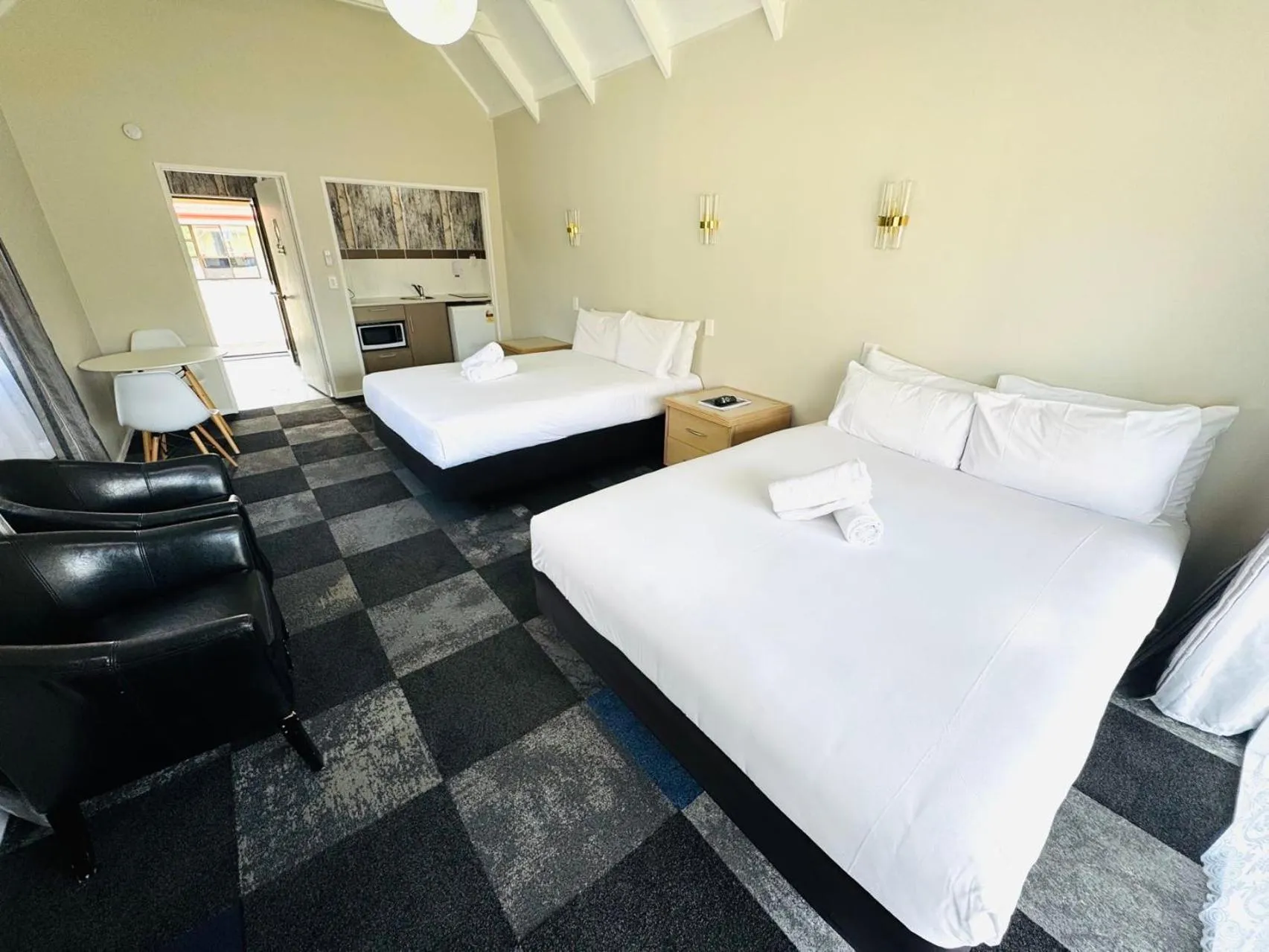 Photo of the whole room in Apex on Fenton