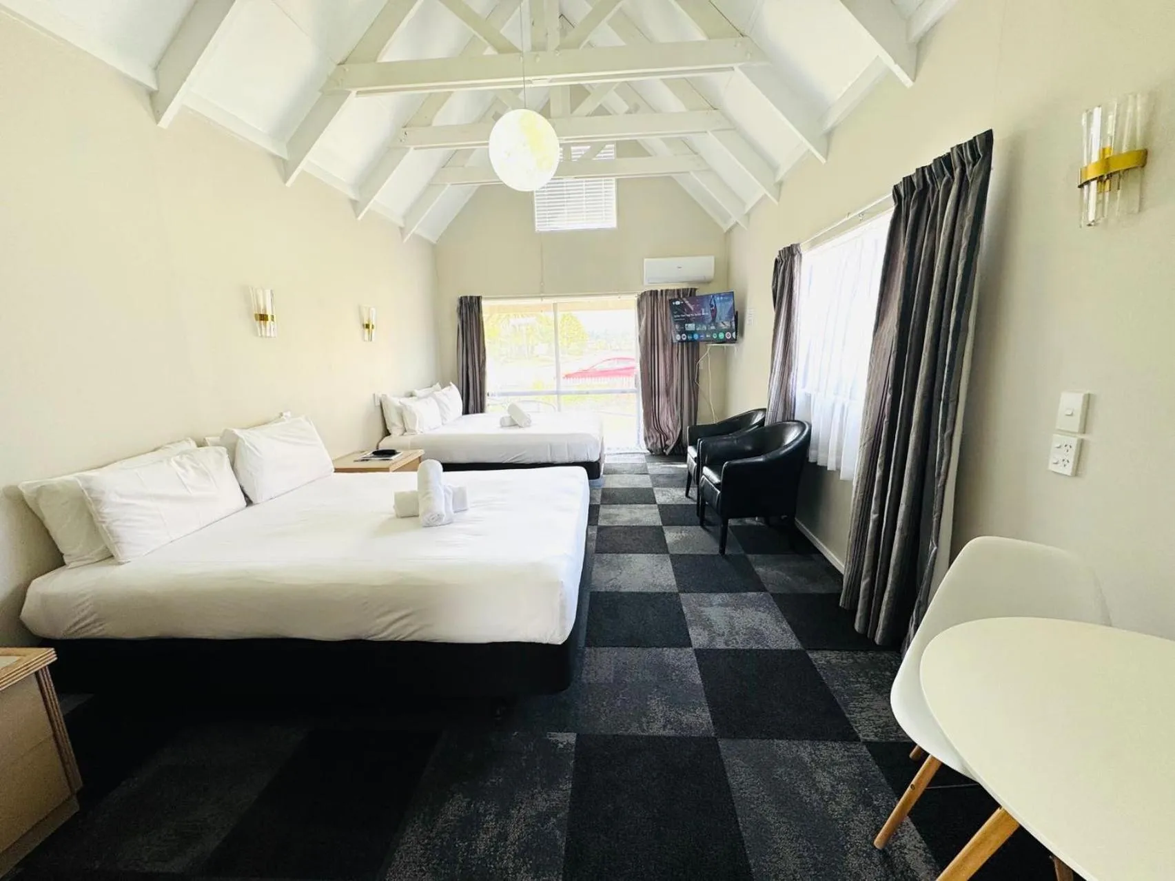 Photo of the whole room in Apex on Fenton