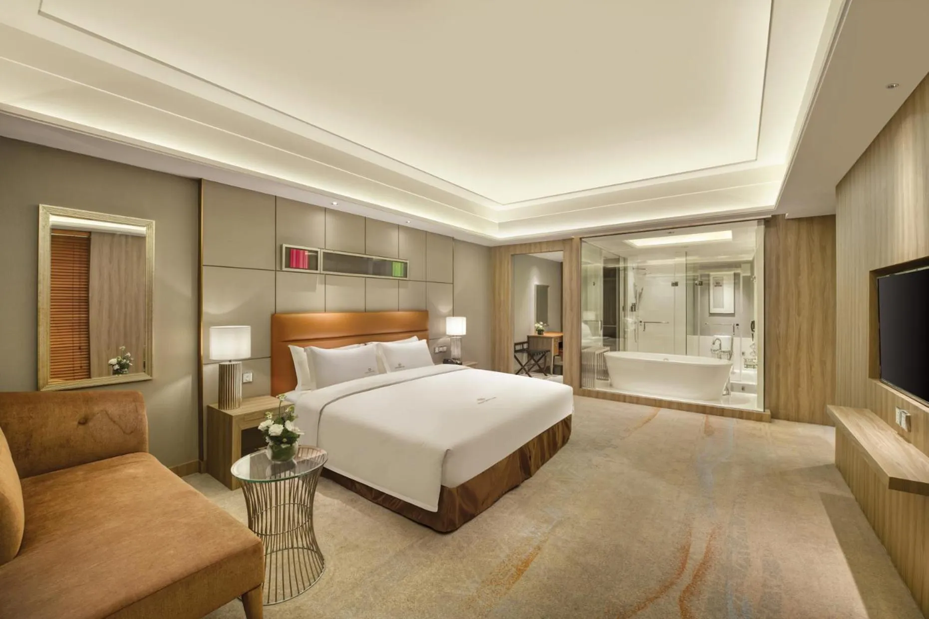 Photo of the whole room, Bed in Dongguan Royal Garden Hotel