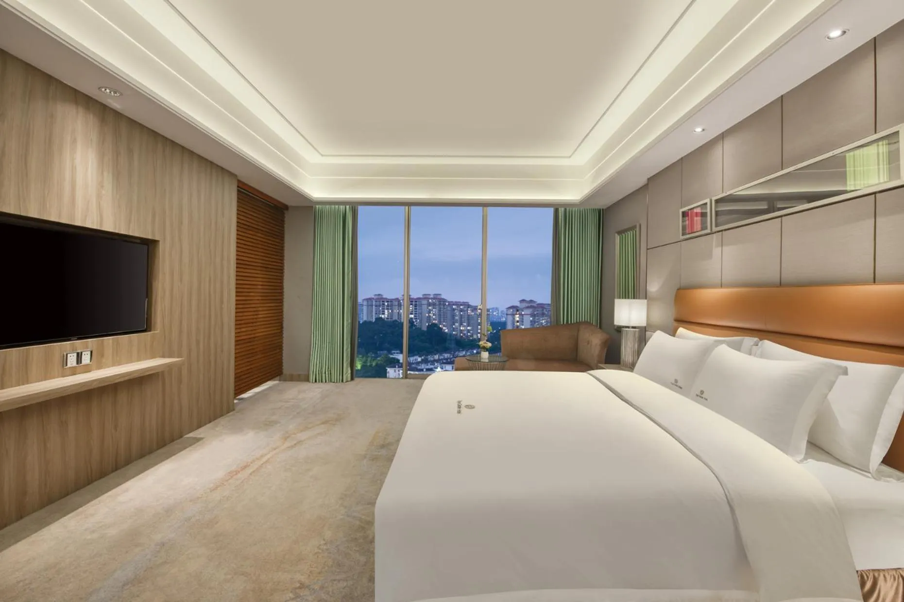 Photo of the whole room, Bed in Dongguan Royal Garden Hotel