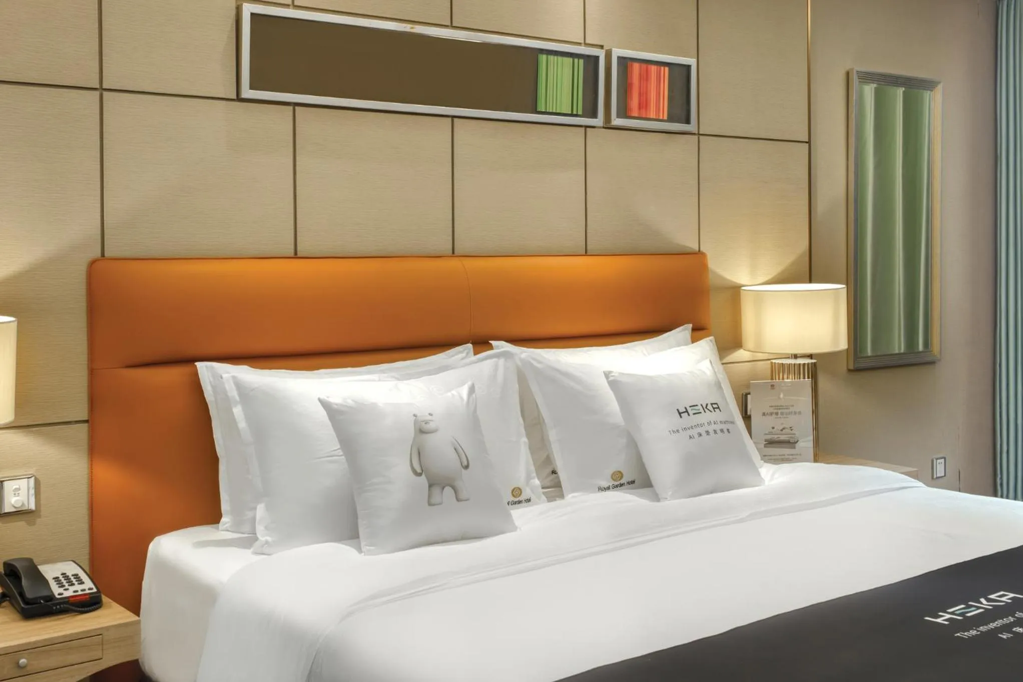 Photo of the whole room, Bed in Dongguan Royal Garden Hotel