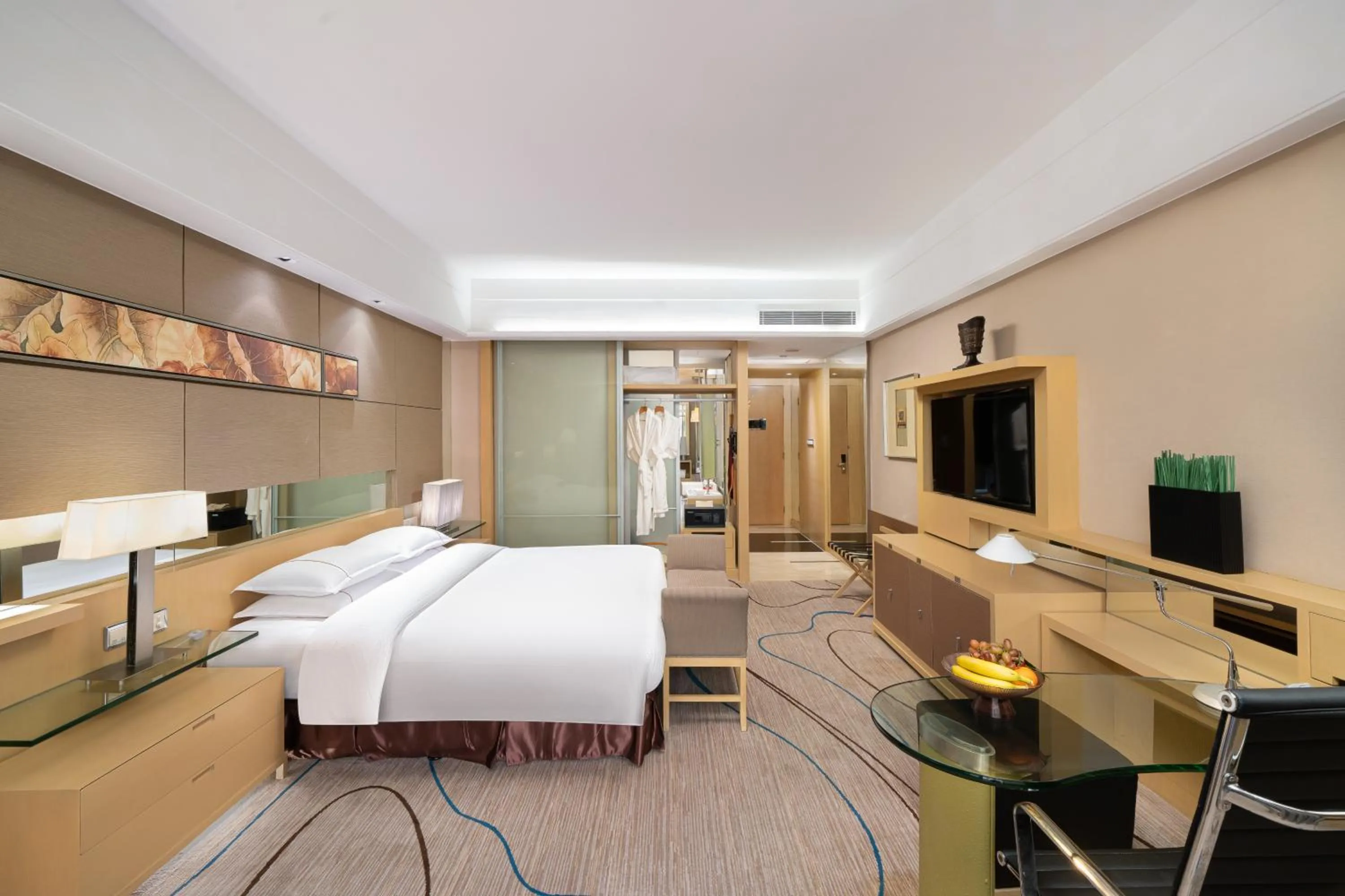 Executive King Room with Mountain View in Dongguan Royal Garden Hotel