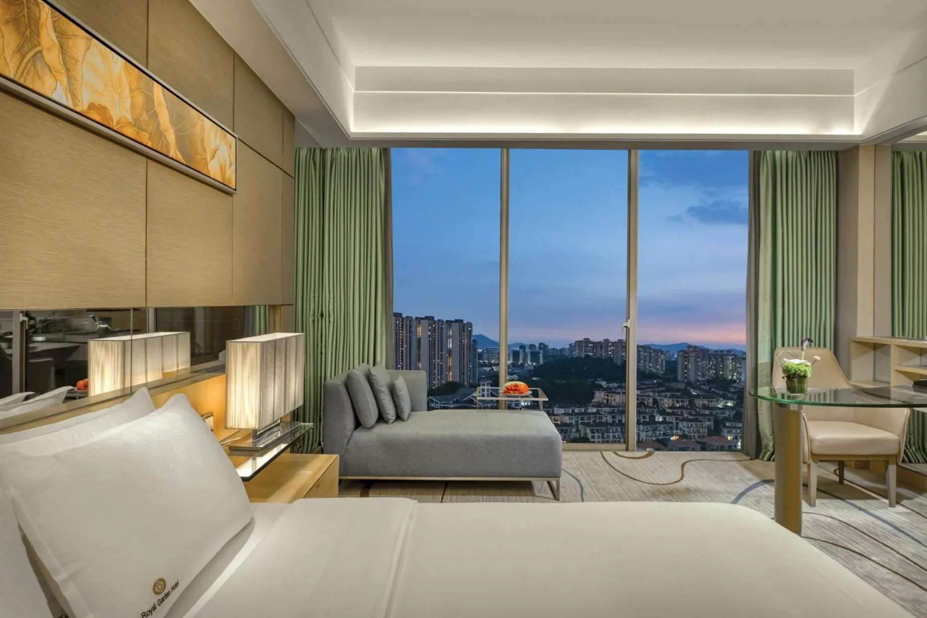 Photo of the whole room, Bed in Dongguan Royal Garden Hotel