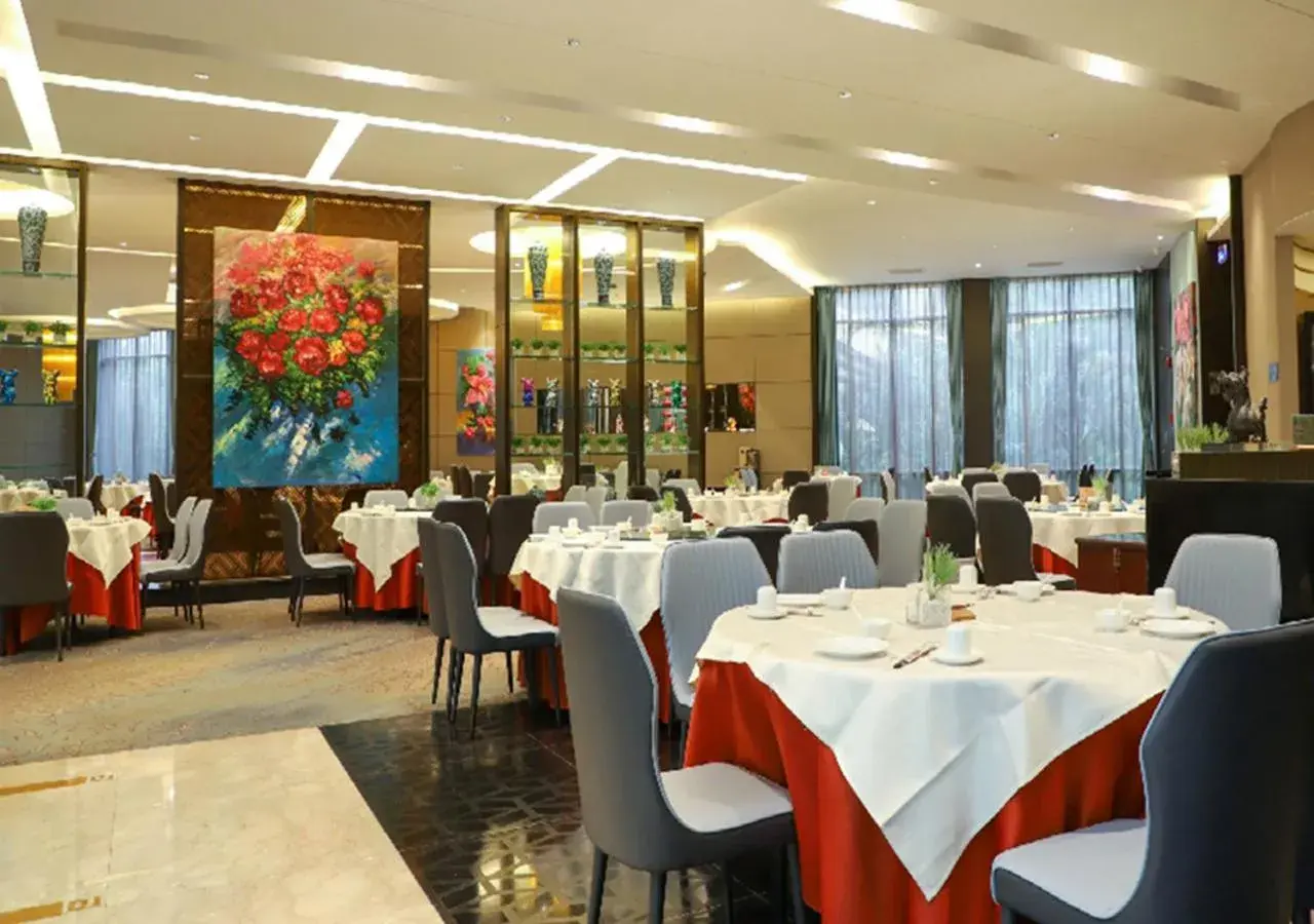 Restaurant/Places to Eat in Royal Garden Hotel