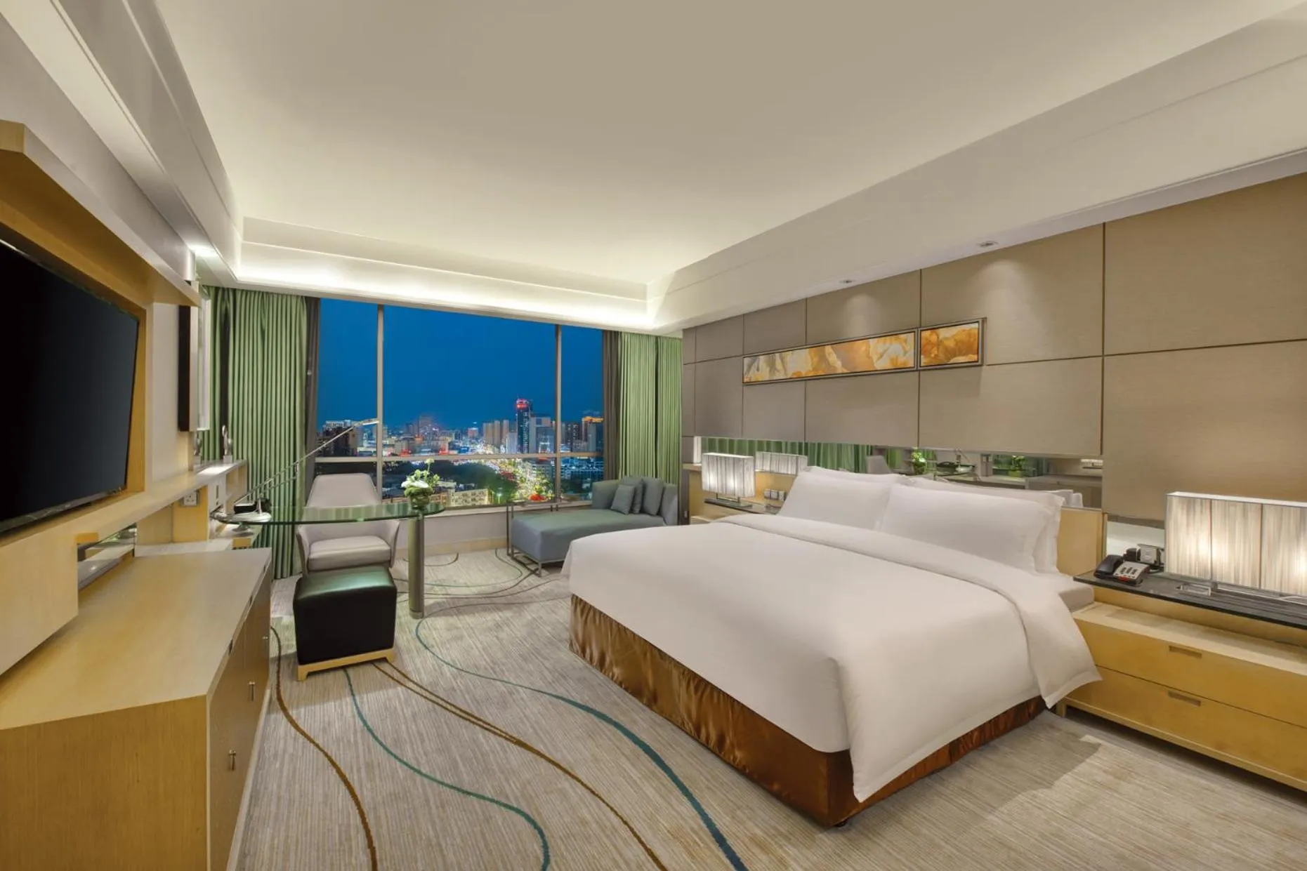 Photo of the whole room, Bed in Dongguan Royal Garden Hotel