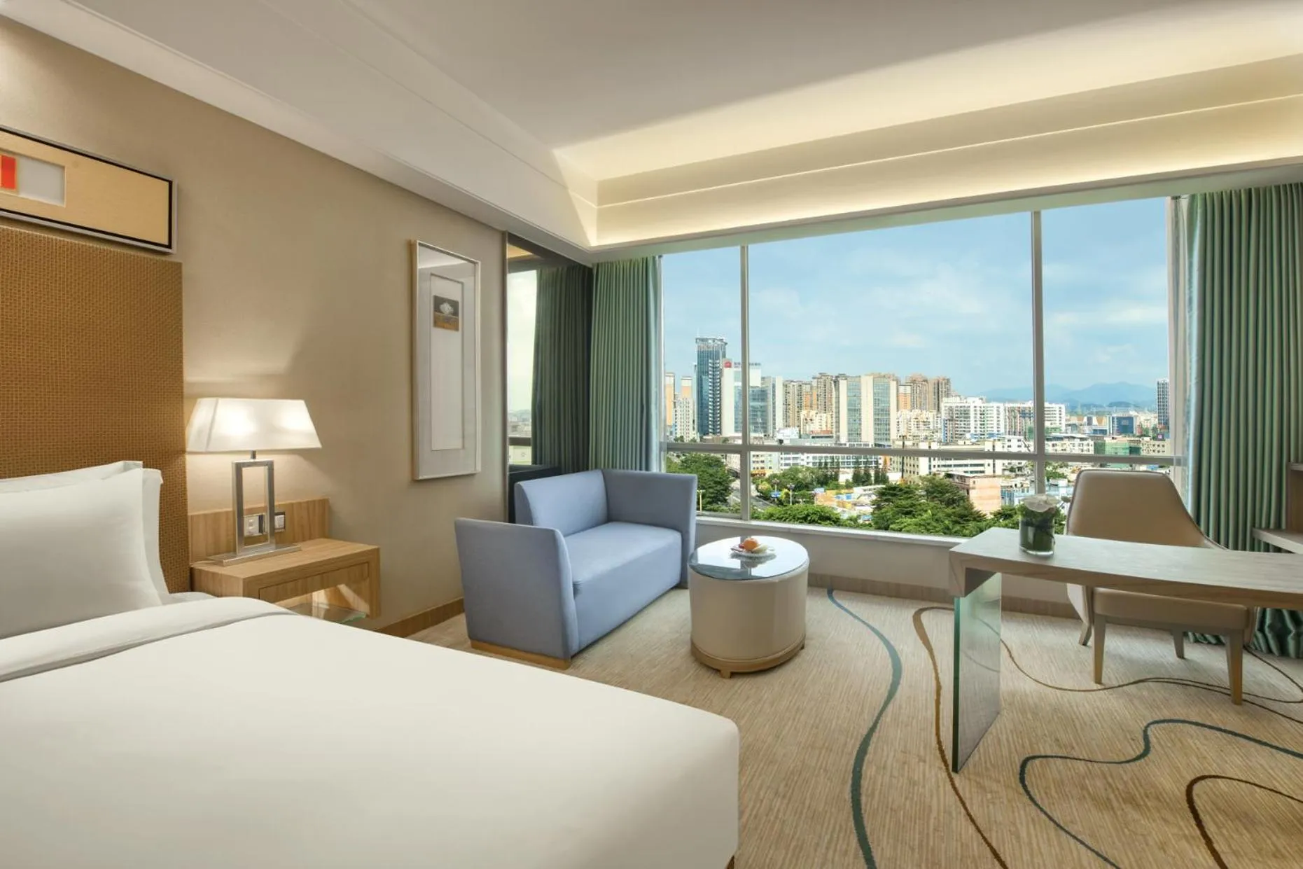 Photo of the whole room, Bed in Dongguan Royal Garden Hotel