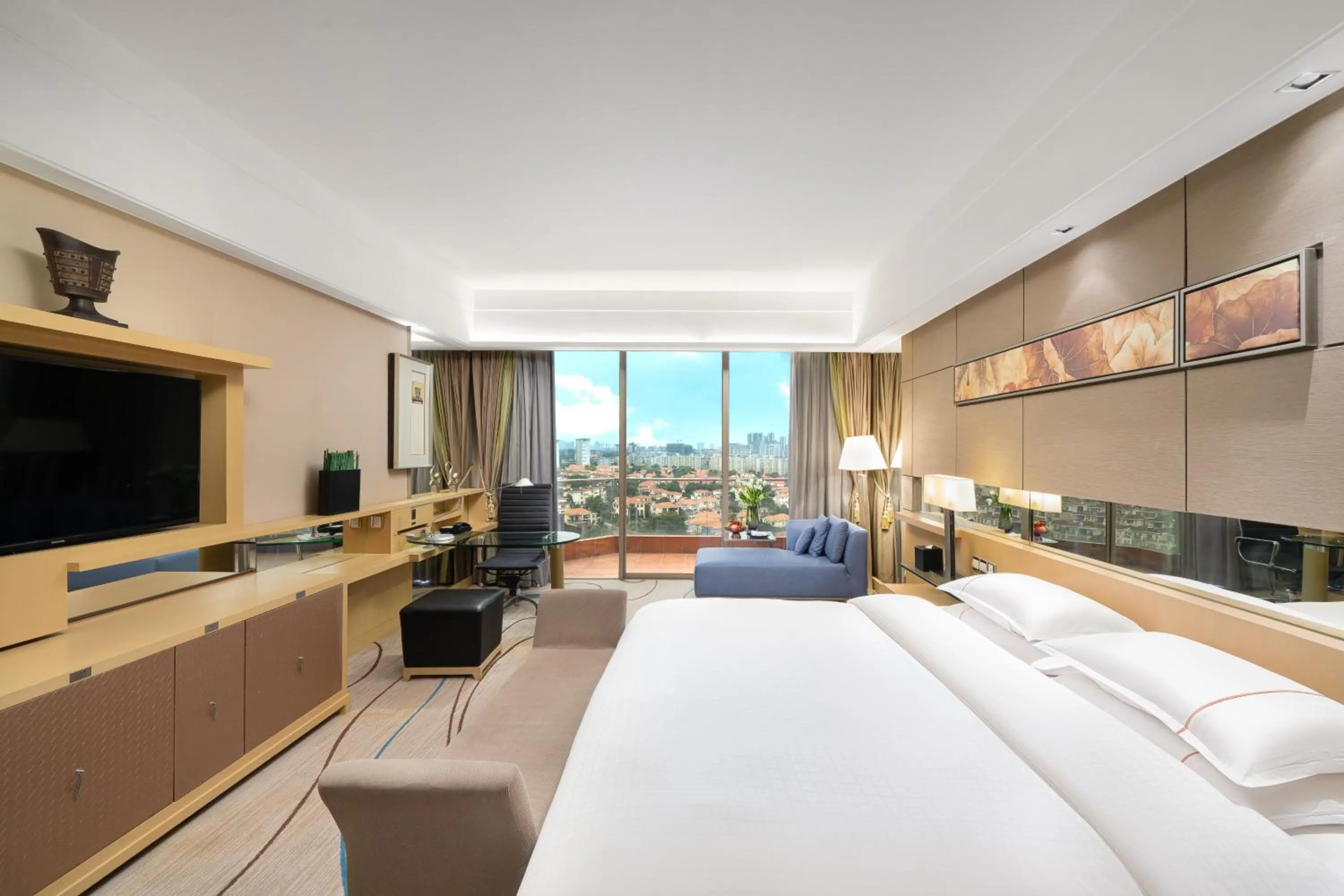 Executive King Room with Mountain View in Dongguan Royal Garden Hotel