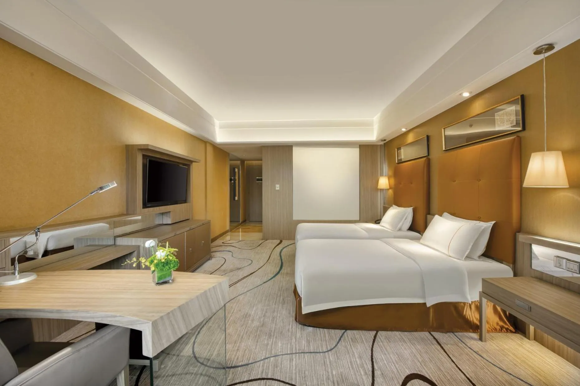 Photo of the whole room, Bed in Dongguan Royal Garden Hotel