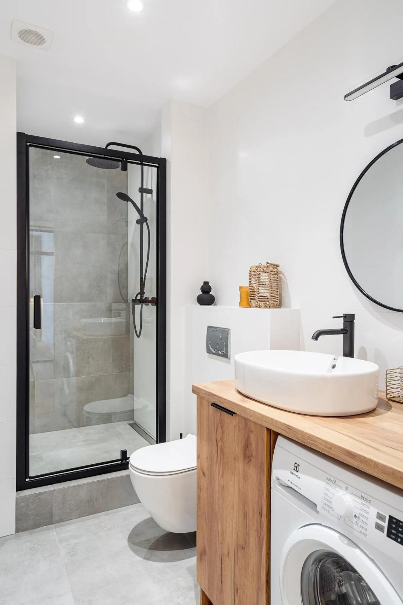 Shower in Piedmont Apartment II - LoftAffair