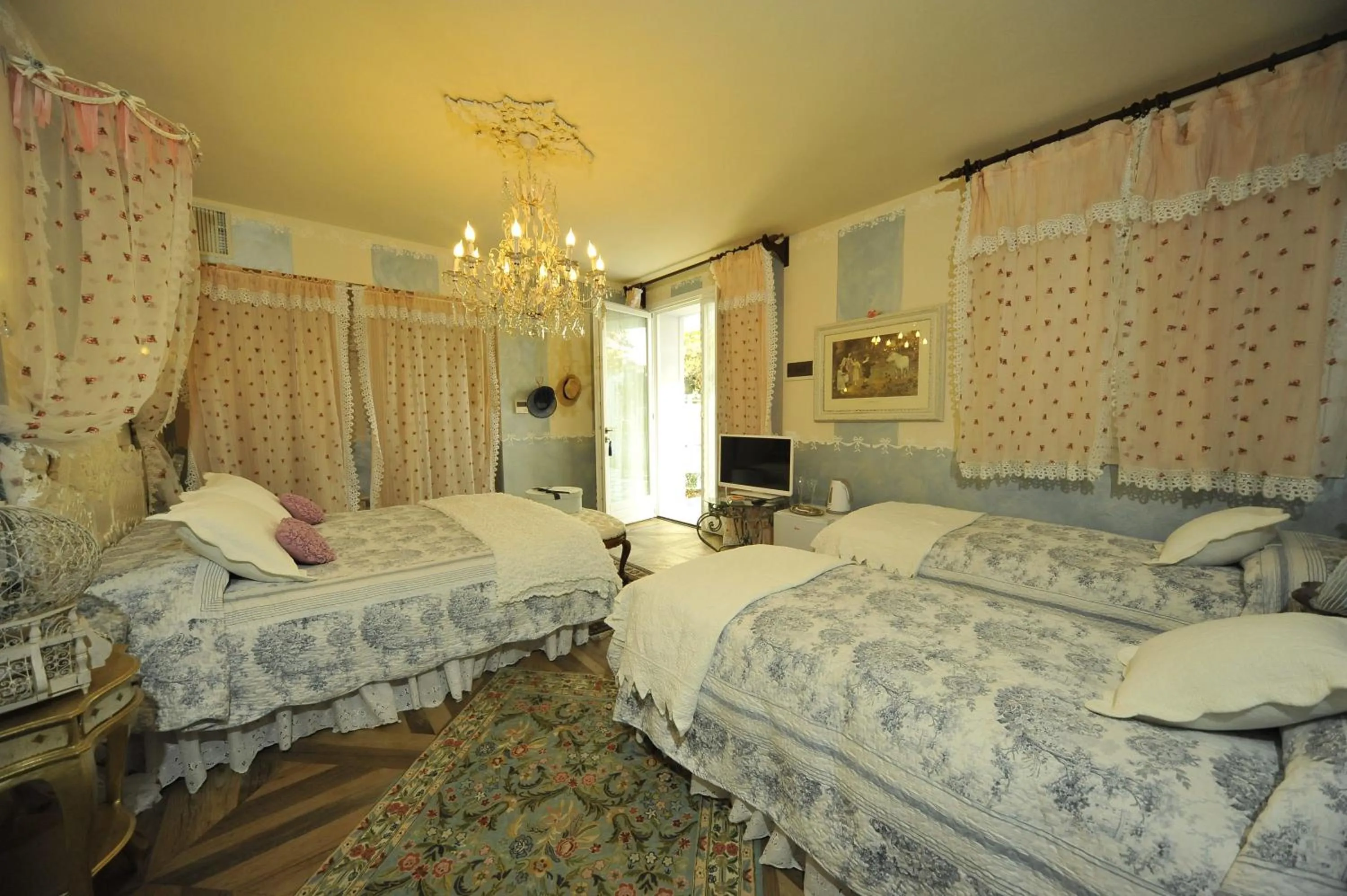 Bedroom, Bed in La maison delle favole