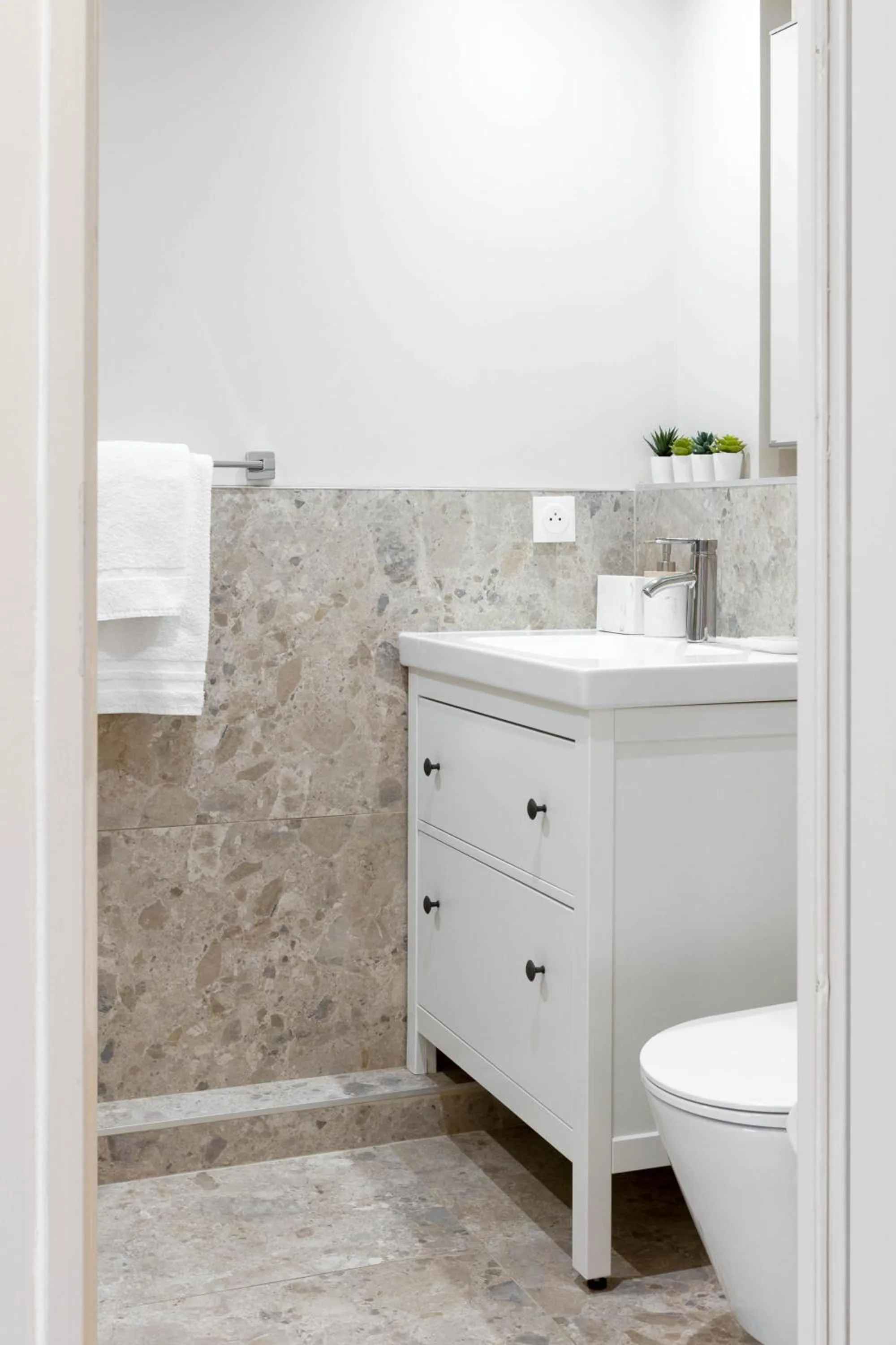 Toilet in Appart Hôtel Coraline - Genas Lyon Eurexpo