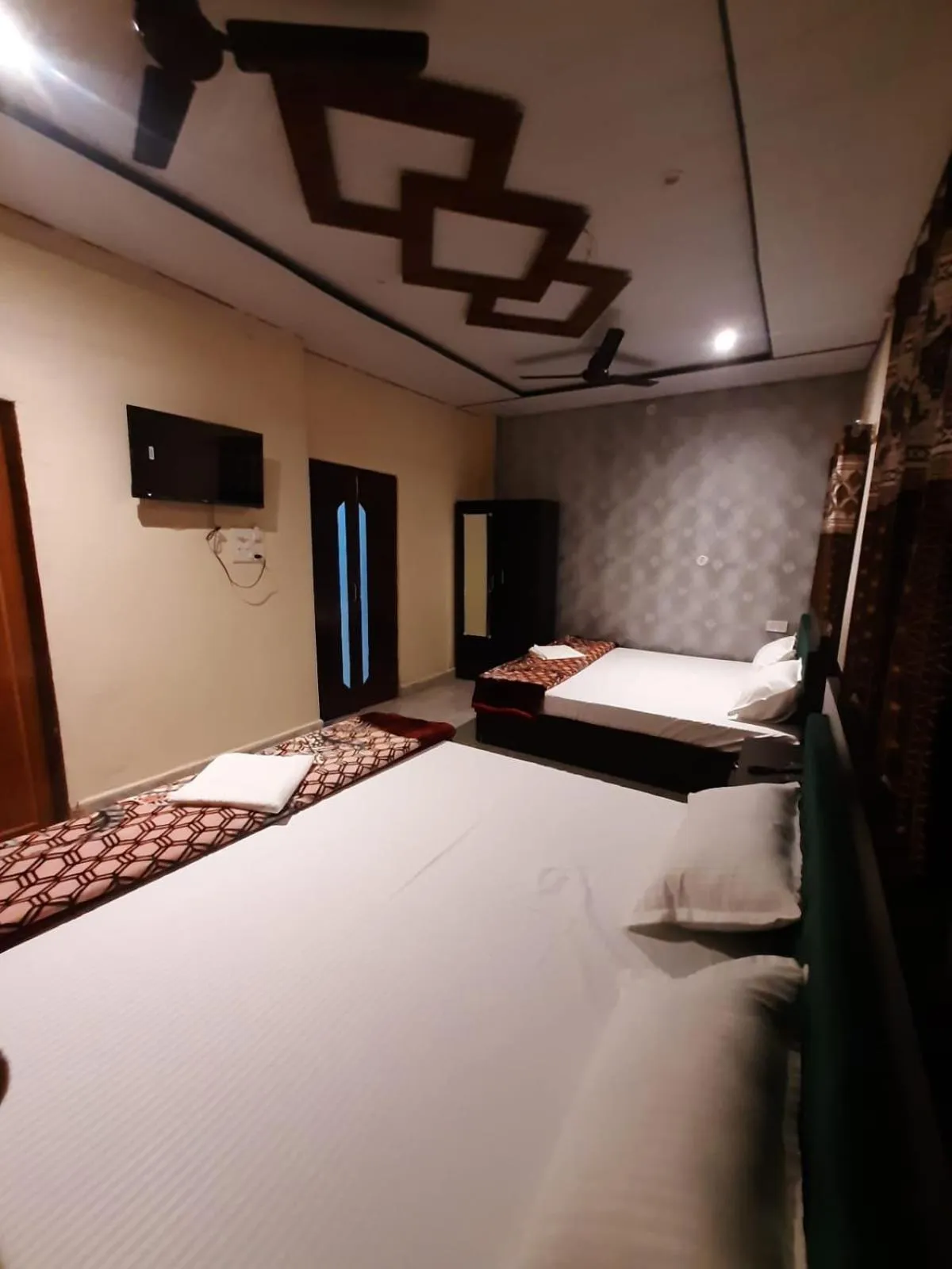 Bed in Raghuvanshi Paying Guest House
