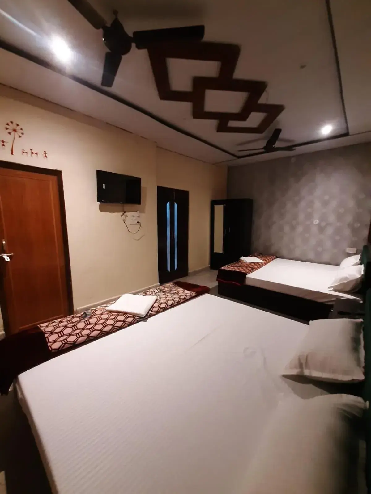 Bed in Raghuvanshi Paying Guest House Bed in Raghuvanshi Paying Guest House