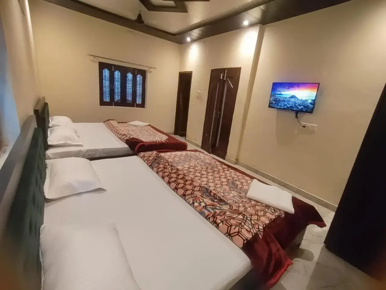 Bed in Raghuvanshi Paying Guest House Bed in Raghuvanshi Paying Guest House
