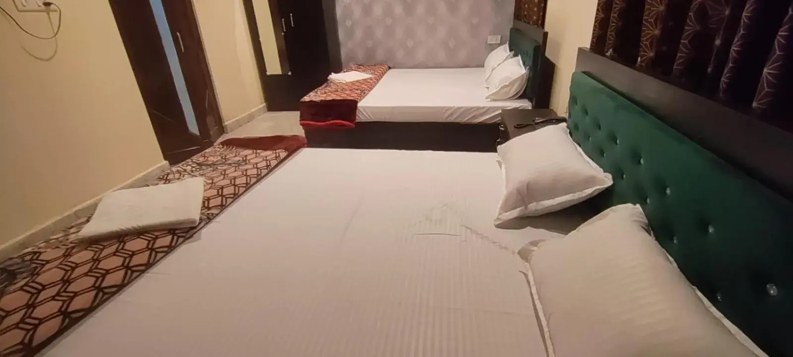 Bed in Raghuvanshi Paying Guest House Bed in Raghuvanshi Paying Guest House