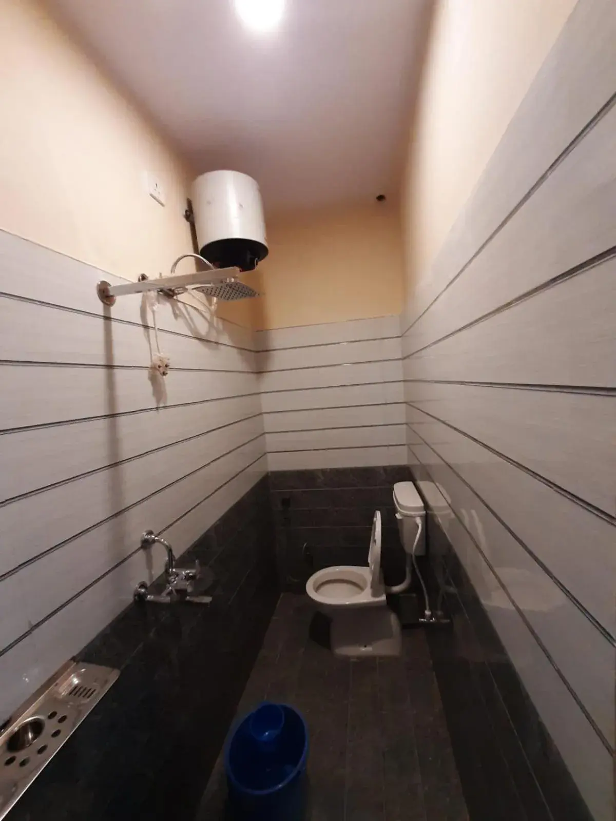 Deluxe King Room in Raghuvanshi Paying Guest House Deluxe King Room in Raghuvanshi Paying Guest House