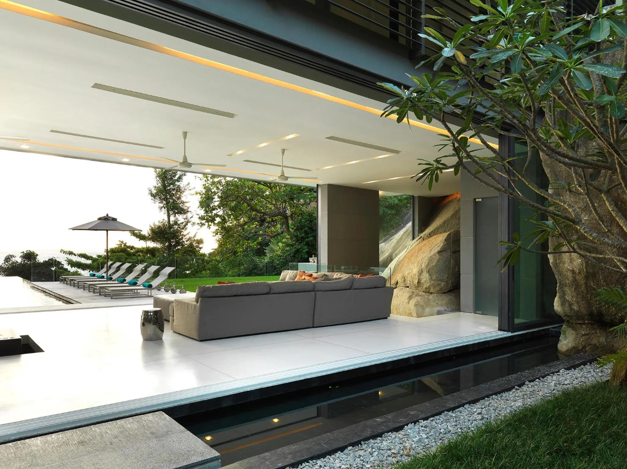 Swimming pool in Villa Amanzi Kamala by Elite Havens