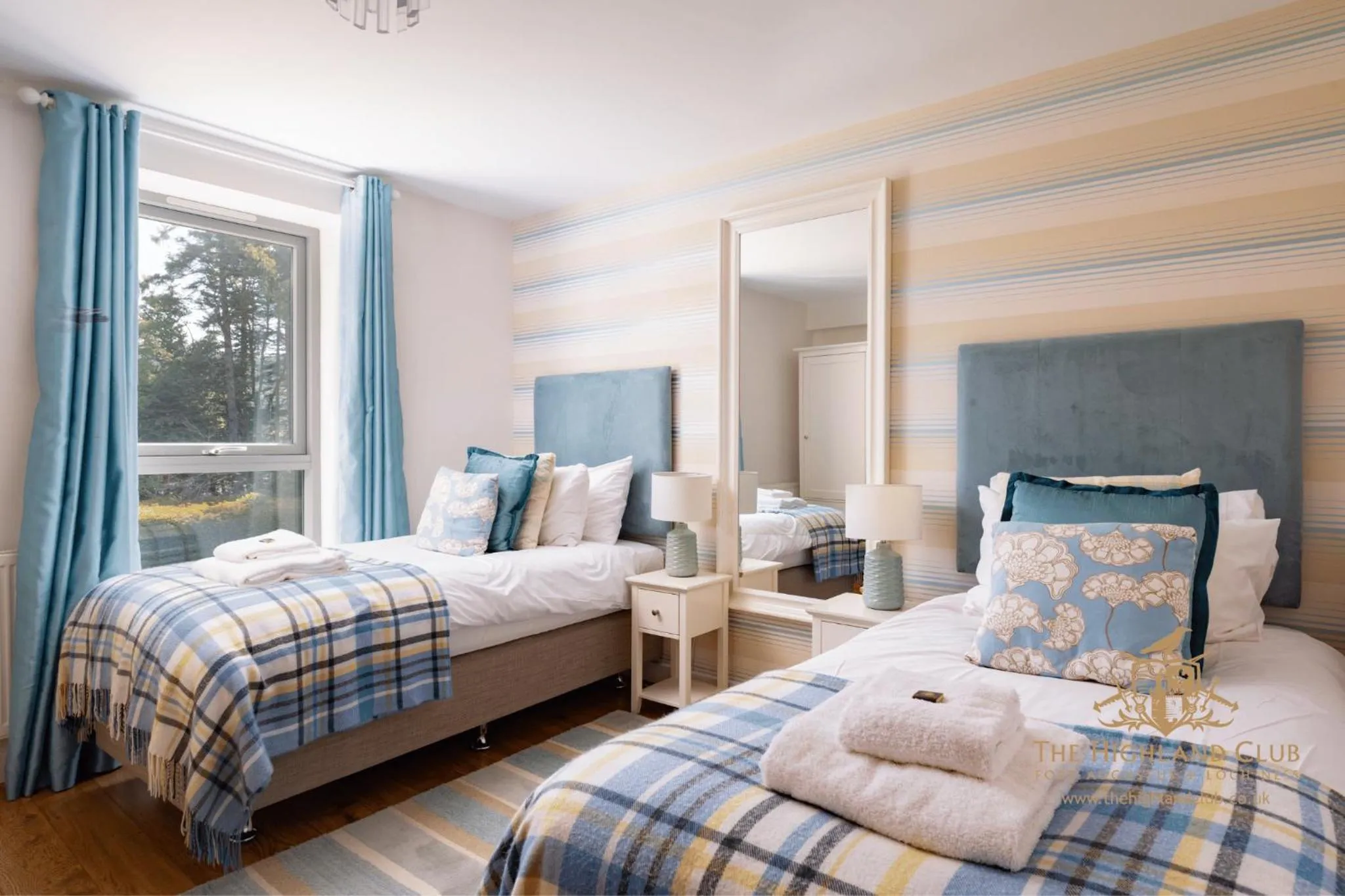 Photo of the whole room, Bed in The Highland Club