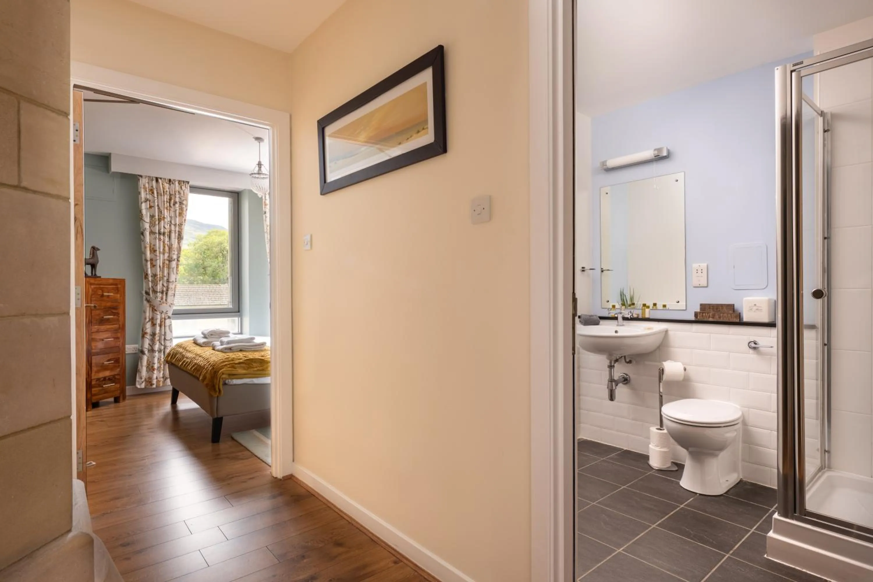 Toilet, Bed in The Highland Club