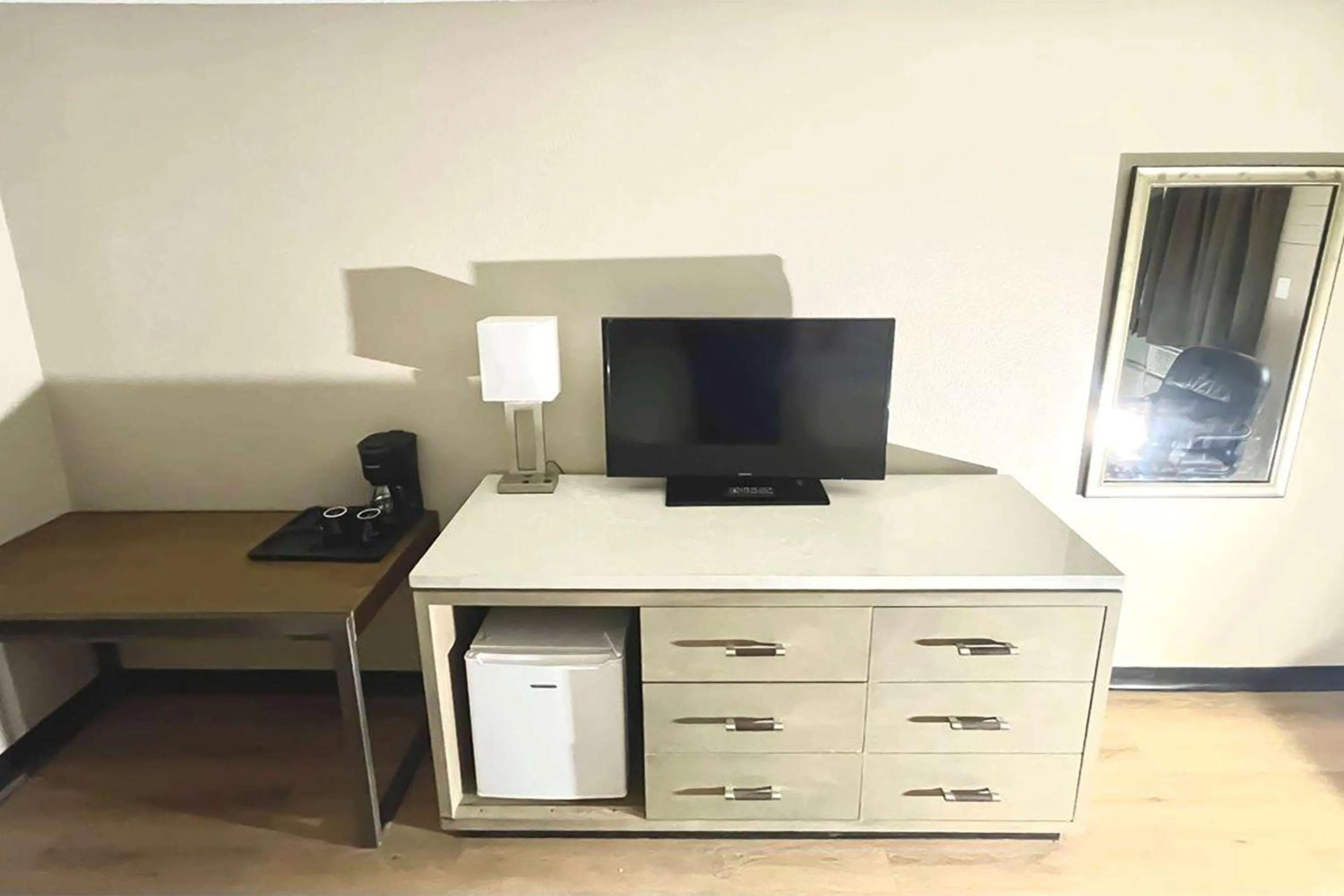 Photo of the whole room in Super 8 by Wyndham Blythe