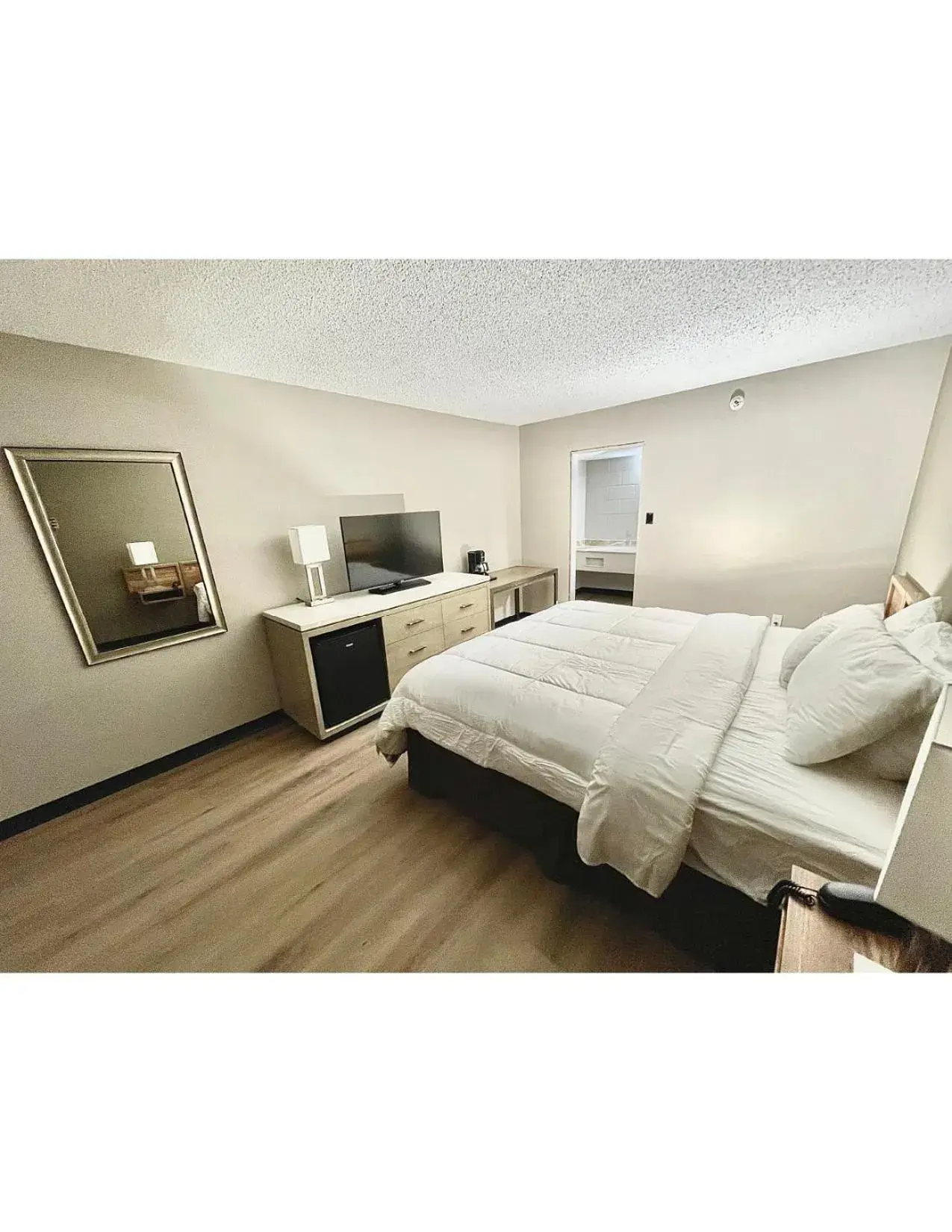 TV and multimedia, Bed in Super 8 by Wyndham Blythe TV and multimedia, Bed in Super 8 by Wyndham Blythe