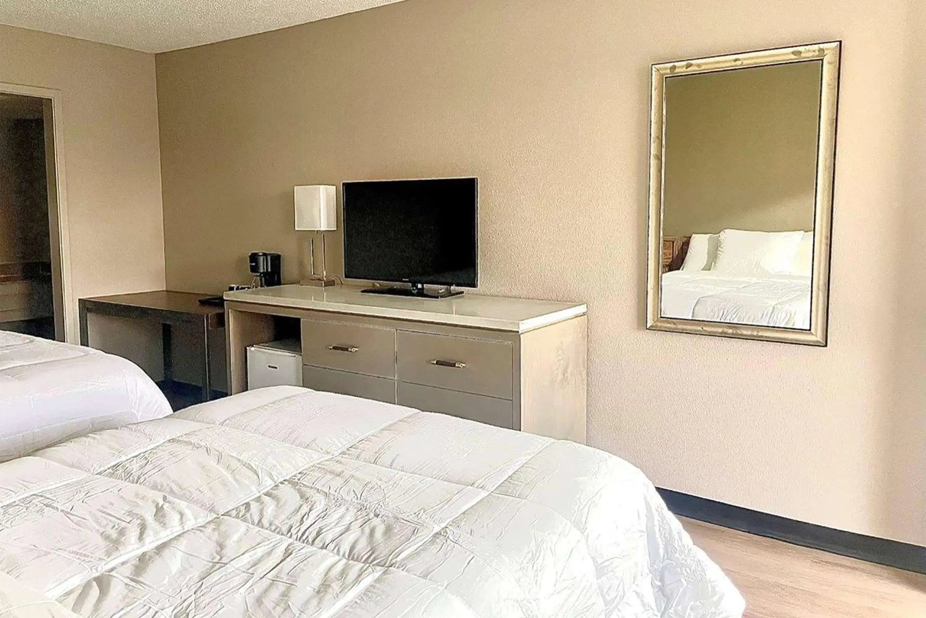 Photo of the whole room, Bed in Super 8 by Wyndham Blythe Photo of the whole room, Bed in Super 8 by Wyndham Blythe