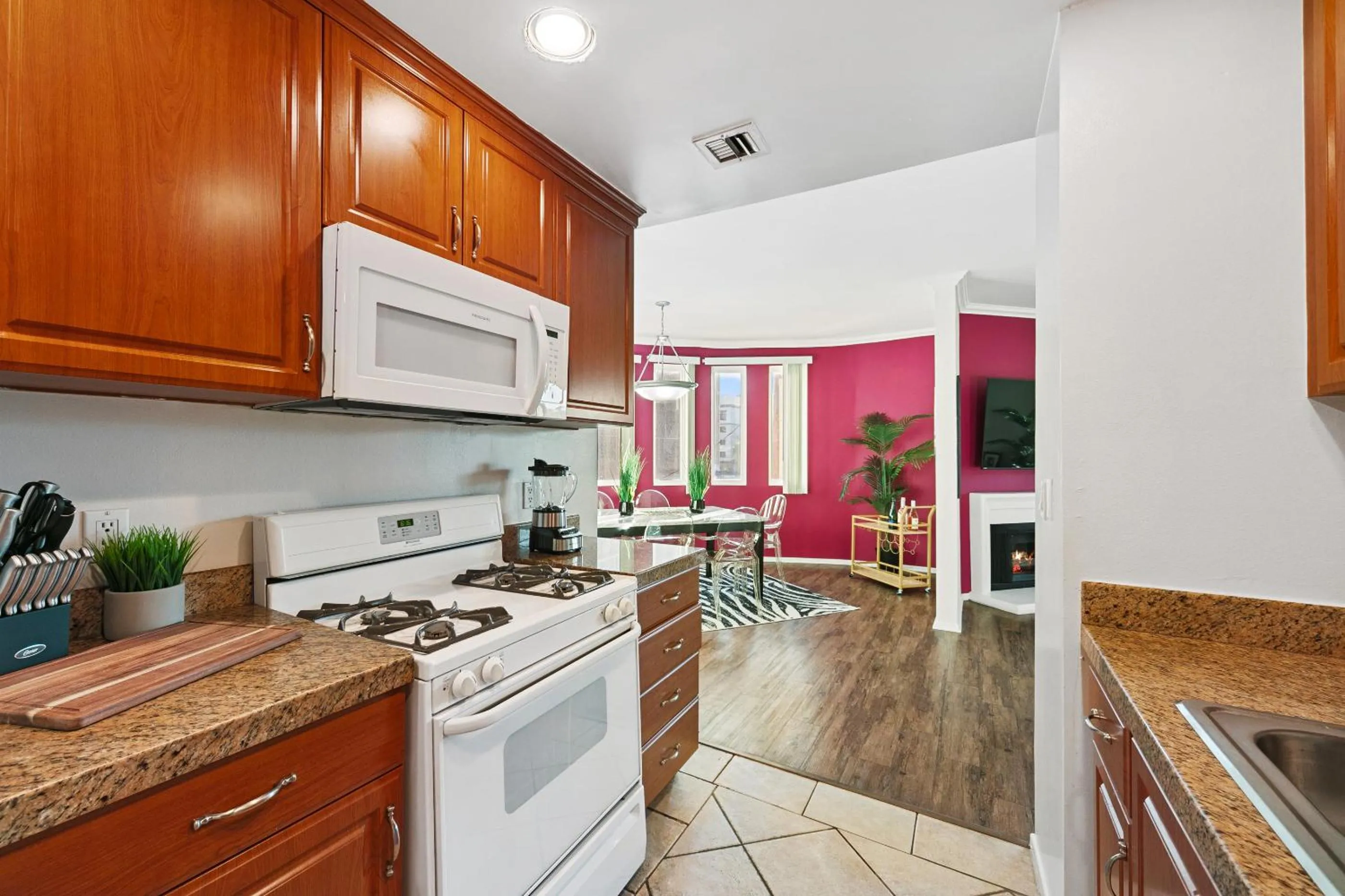 Kitchen or kitchenette in Beverly Hills Chic 2 bed 2bath with Patio and Parking 309