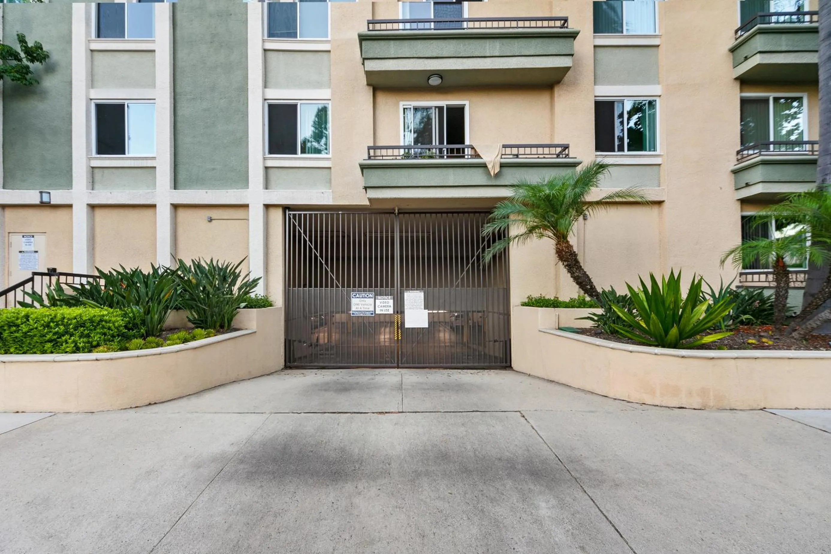 Property building in Beverly Hills Chic 2 bed 2bath with Patio and Parking 309