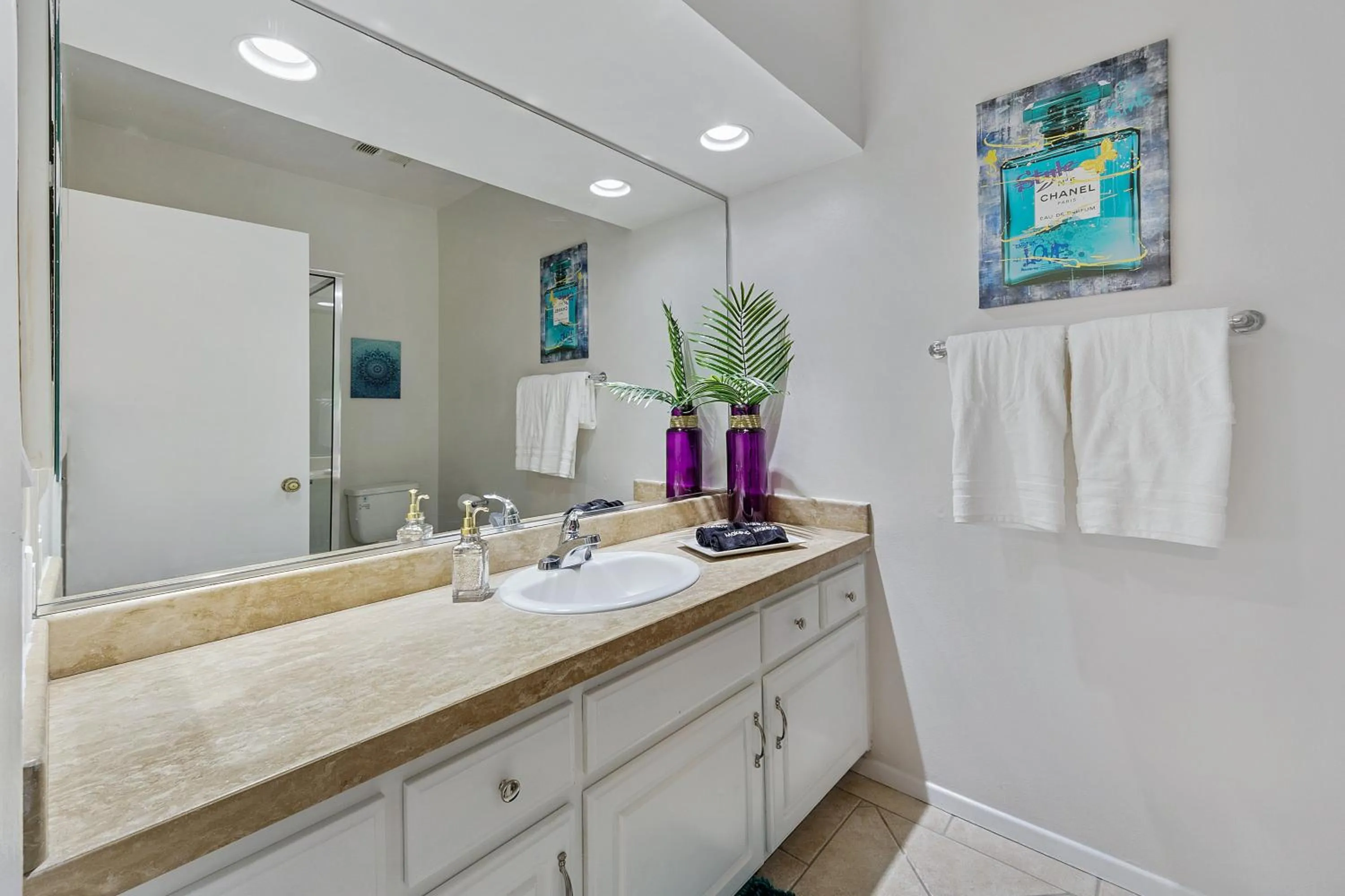 Bathroom in Beverly Hills Chic 2 bed 2bath with Patio and Parking 309