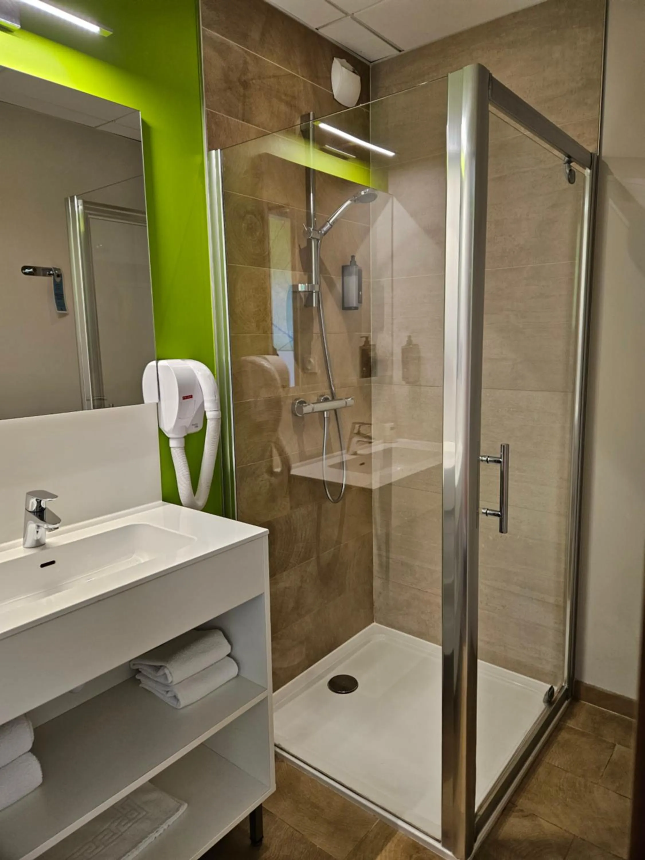 Bathroom in ibis styles Villeneuve Sur Lot
