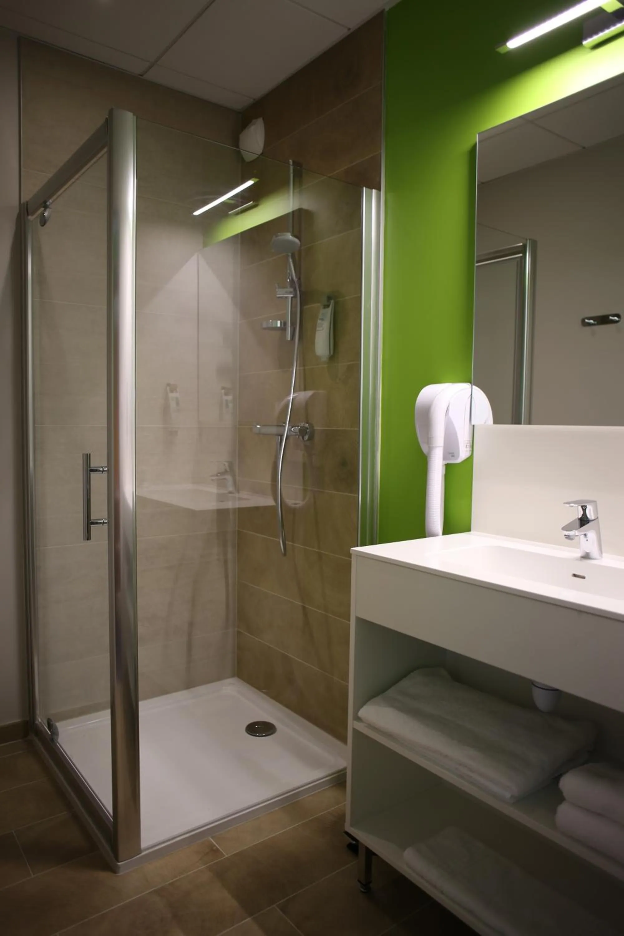 Bathroom in ibis styles Villeneuve Sur Lot