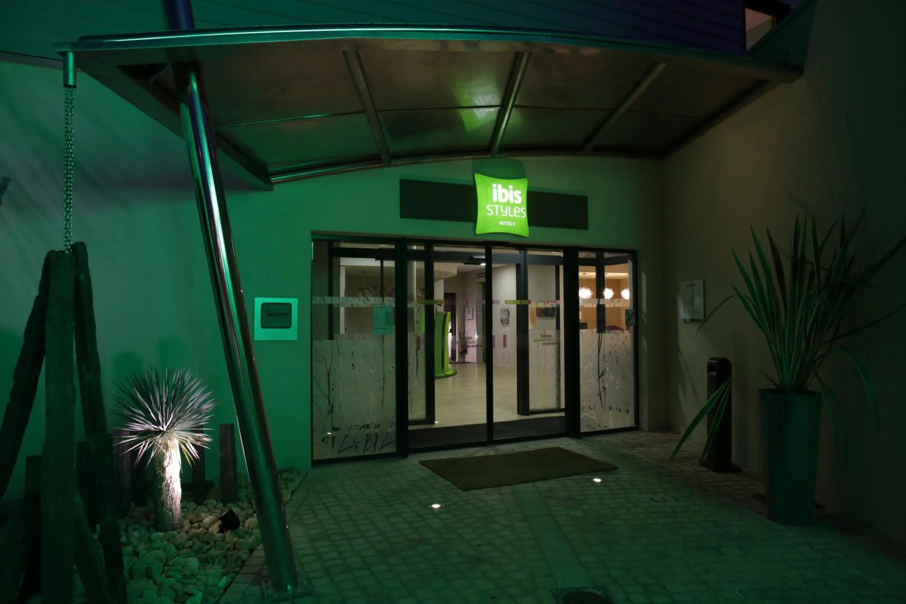 Facade/entrance in ibis styles Villeneuve Sur Lot